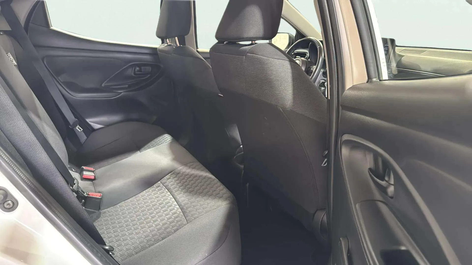 Toyota Yaris 1.5 110 Active - foto 21