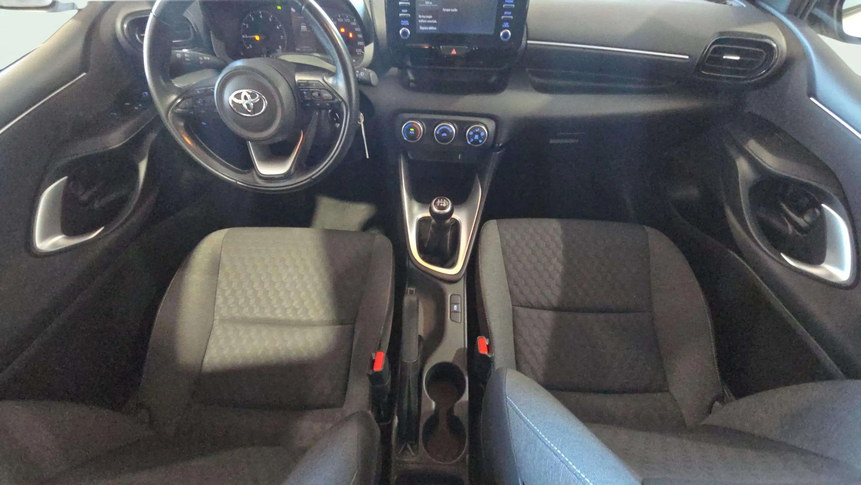Toyota Yaris 1.0 70 Active - foto 22