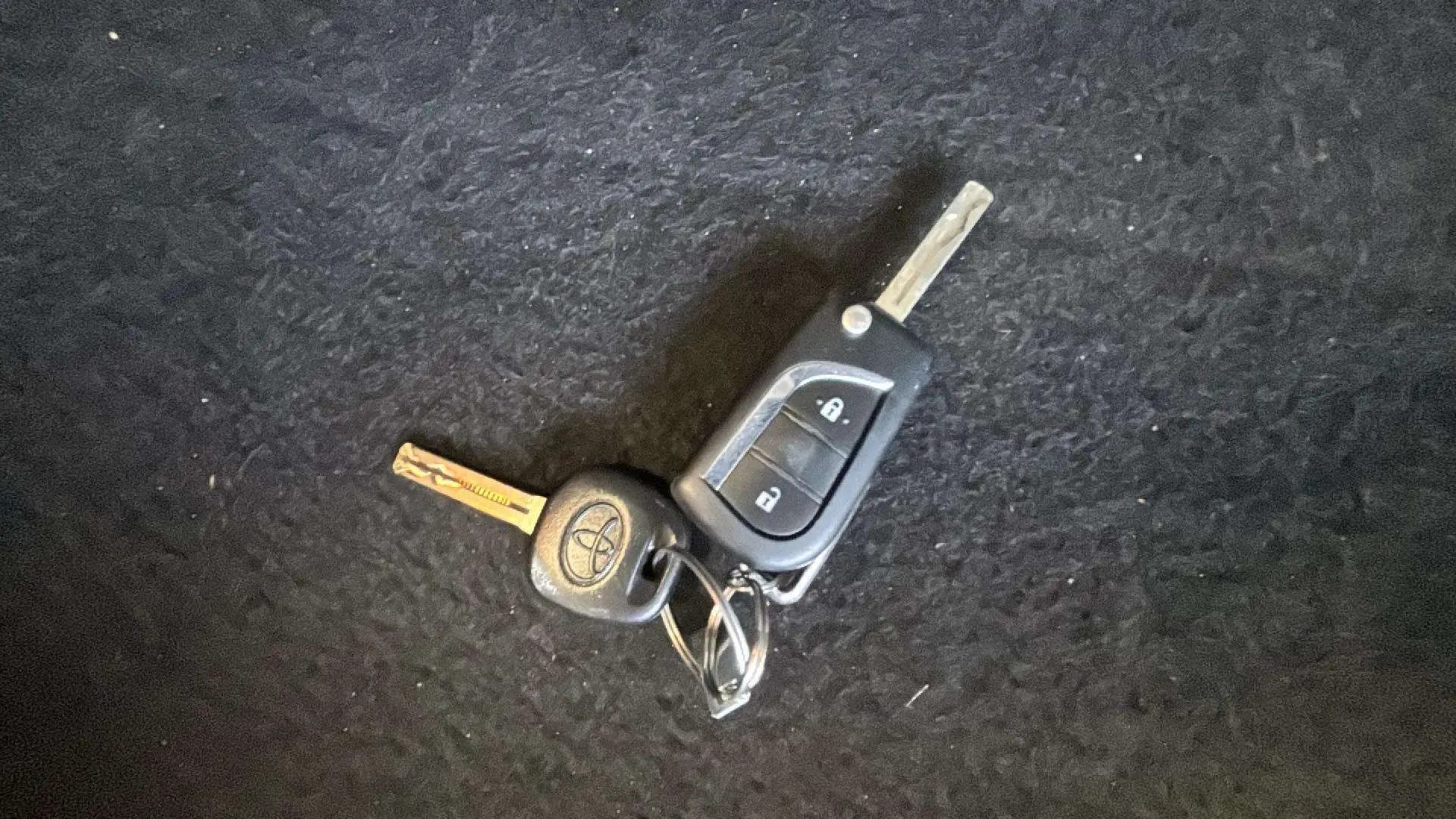 Toyota Yaris 1.0 70 Active - foto 21