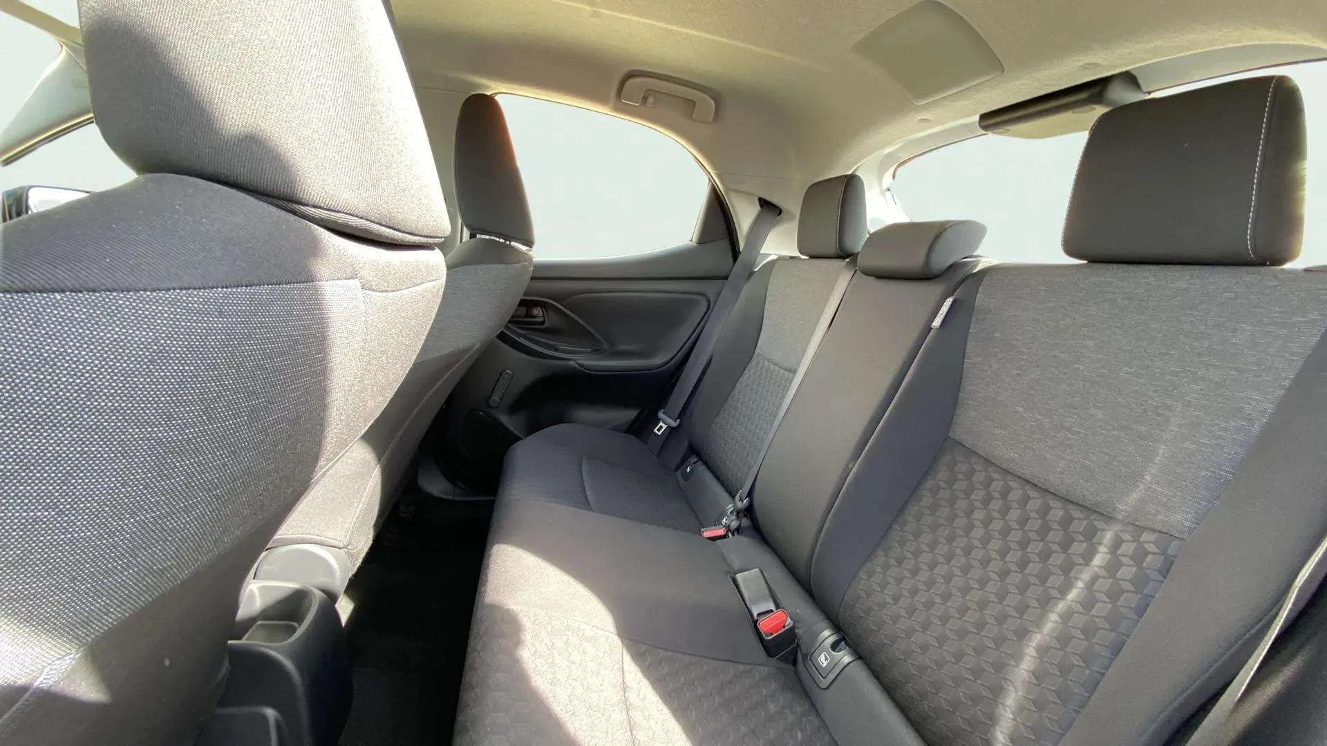 Toyota Yaris 1.0 70 Active - foto 17