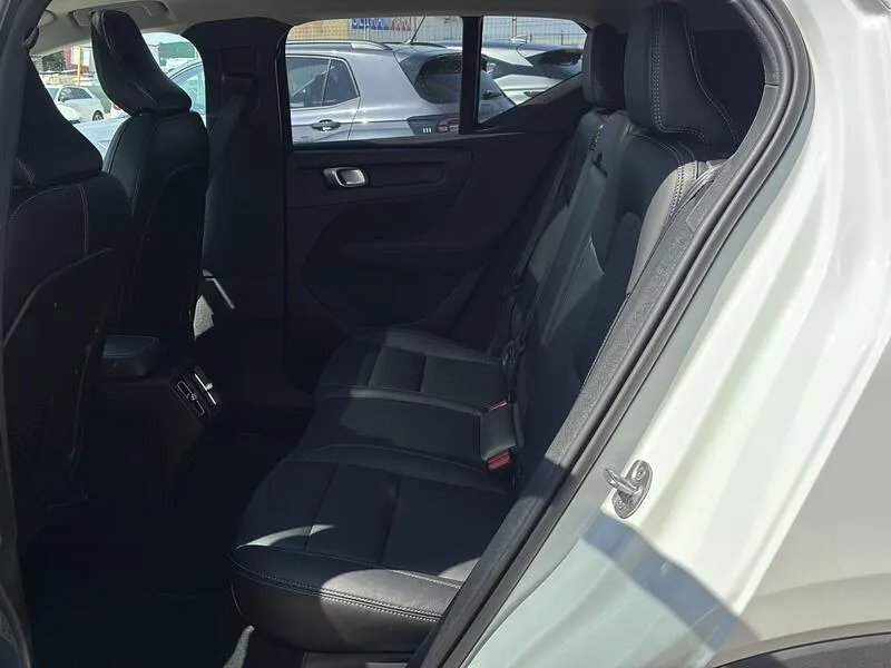 Volvo XC40 T2 Momentum Pro - foto 31