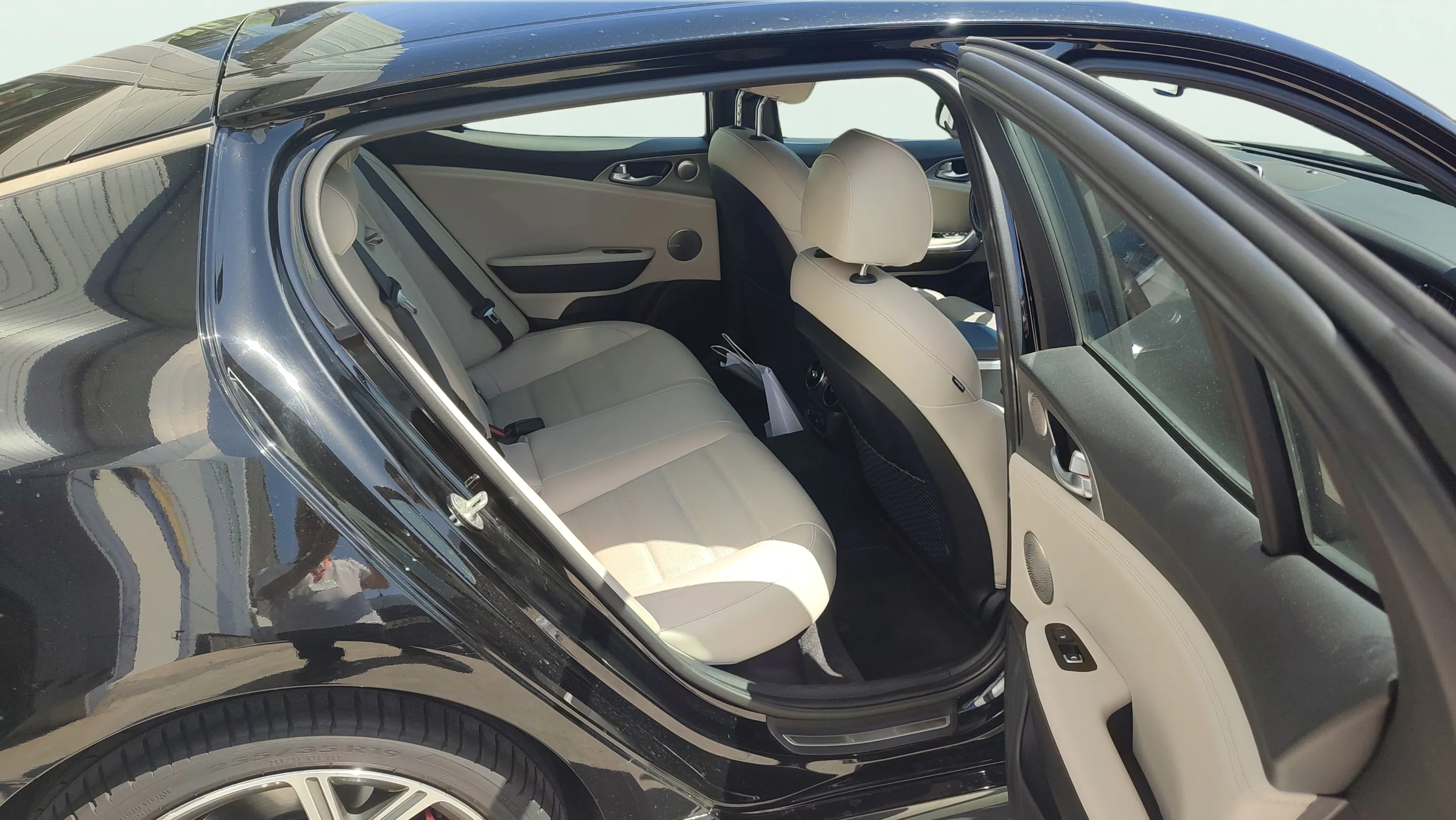 Kia Stinger 3.3 T-GDi GT 4x4 - foto 11