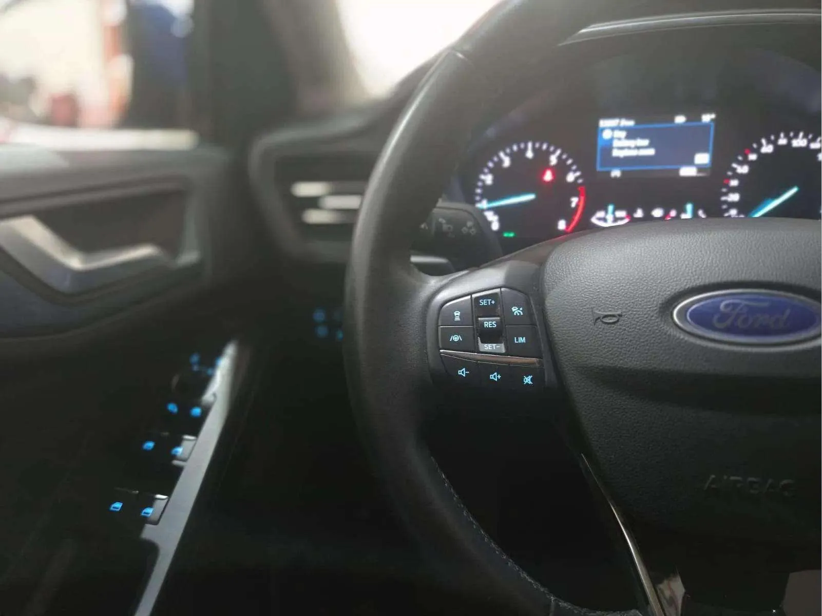 Ford Focus 1.0 EcoBoost MHEV Active - foto 18