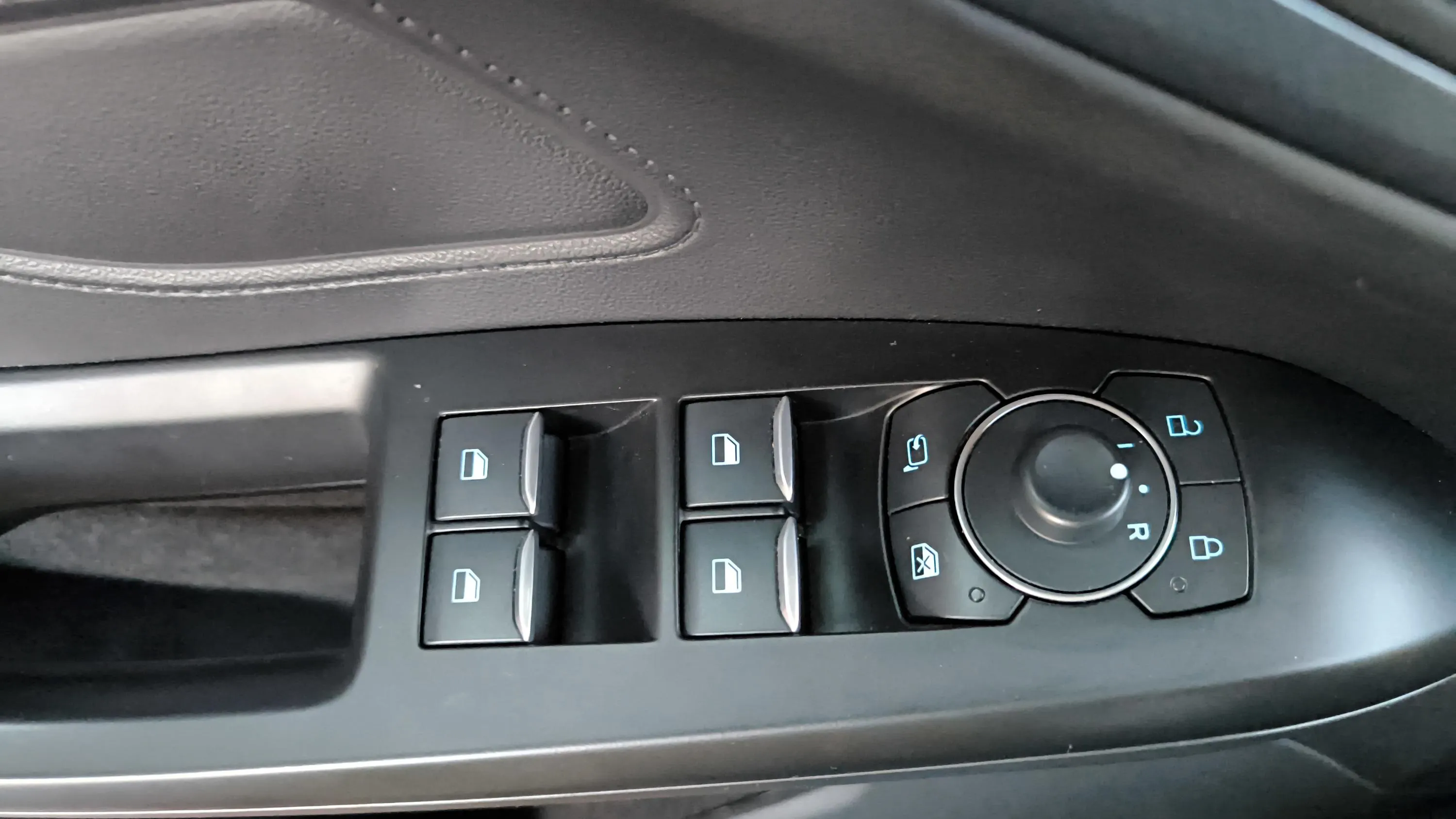 Ford Focus 1.0 EcoBoost MHEV Active - foto 31