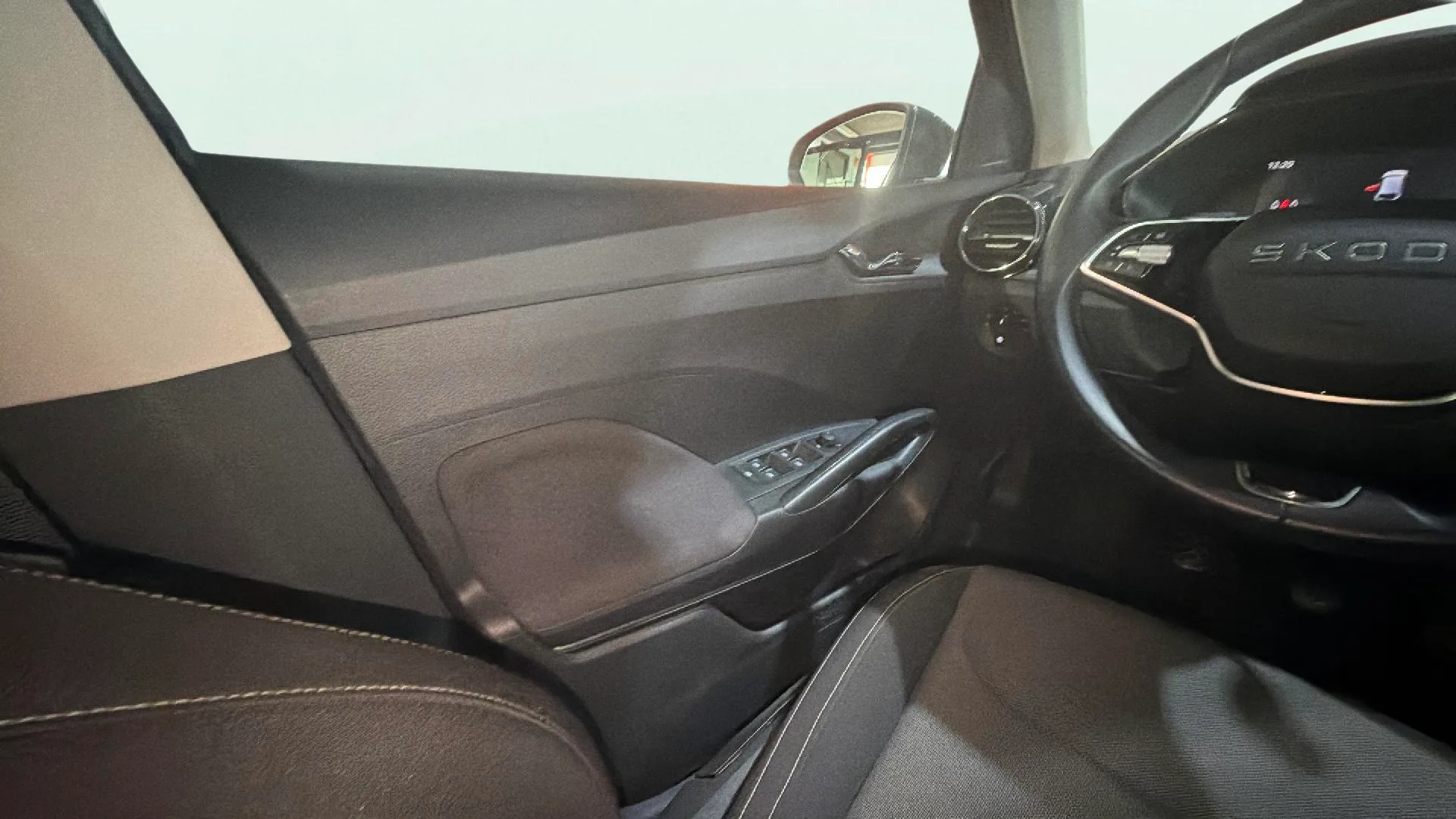 Škoda Fabia 1.0 TSI Selection - foto 18