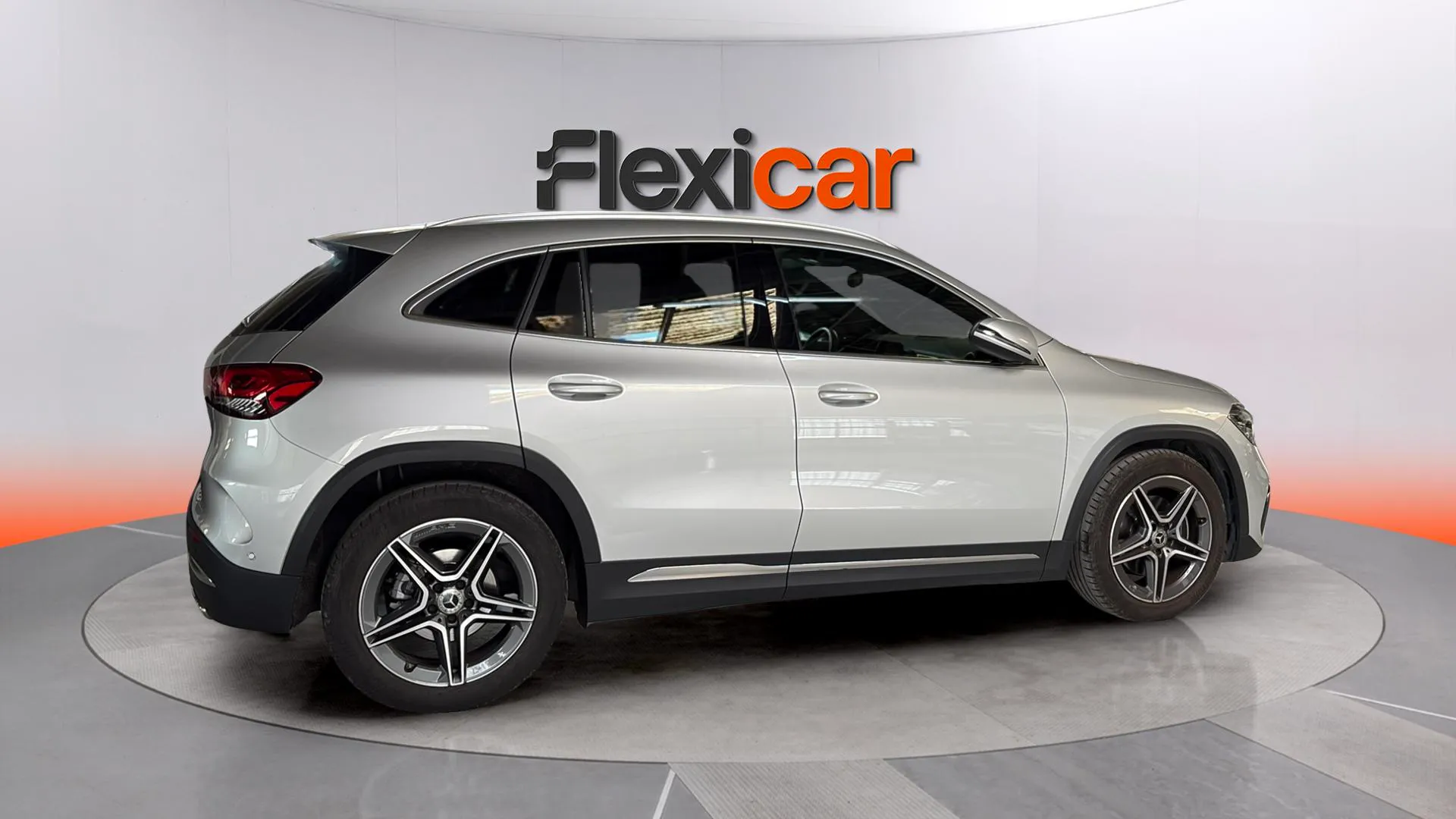 Mercedes-Benz GLA 180 - foto 8