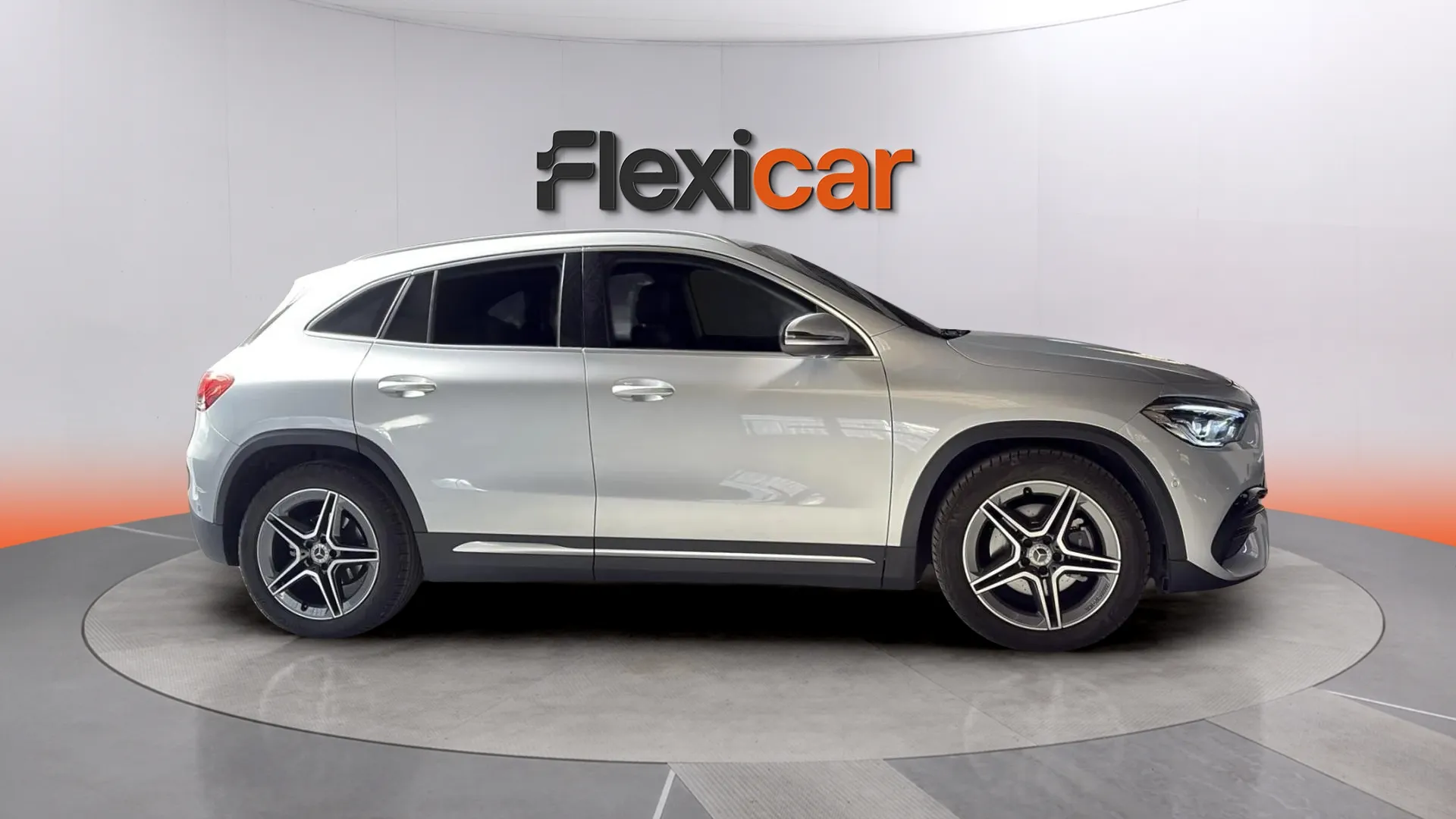 Mercedes-Benz GLA 180 - foto 11