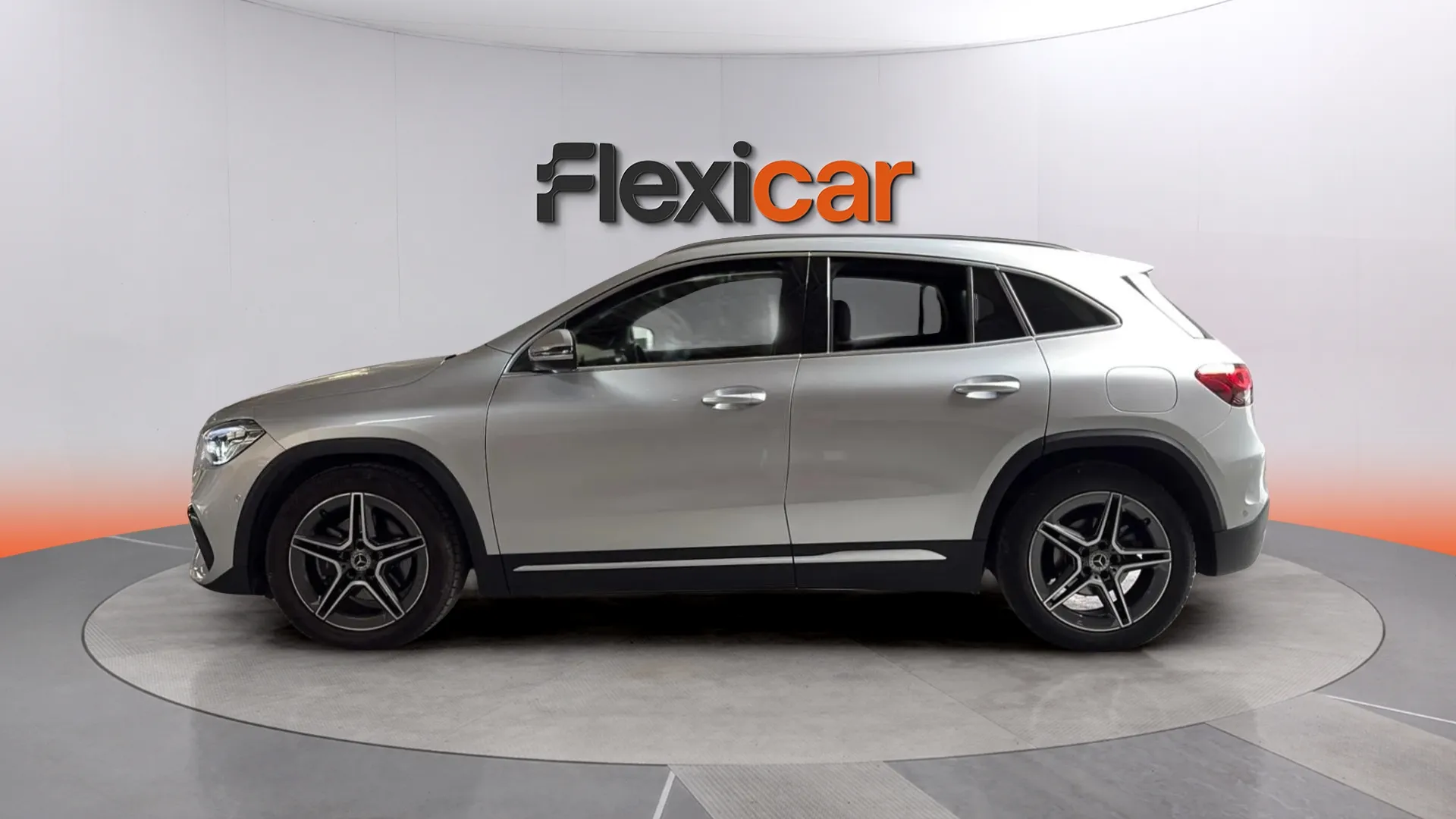 Mercedes-Benz GLA 180 - foto 13