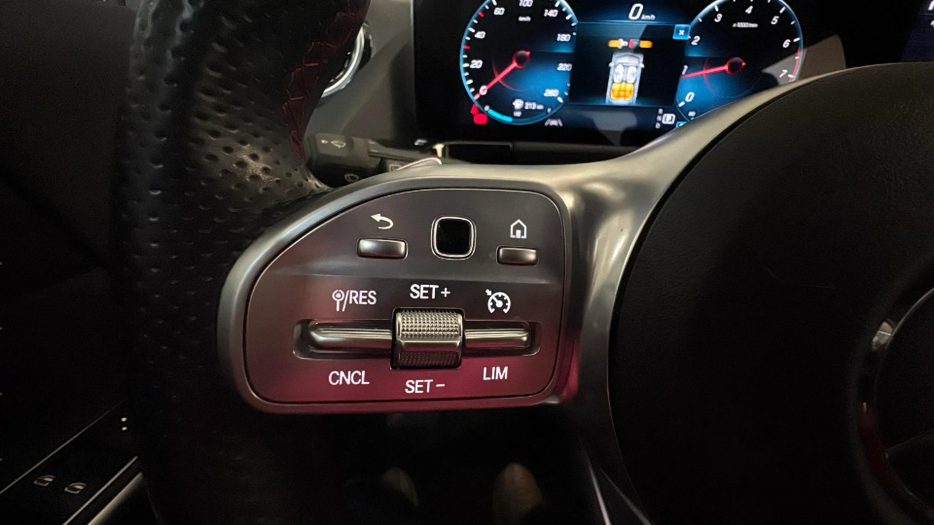 Mercedes-Benz GLA 180 - foto 23