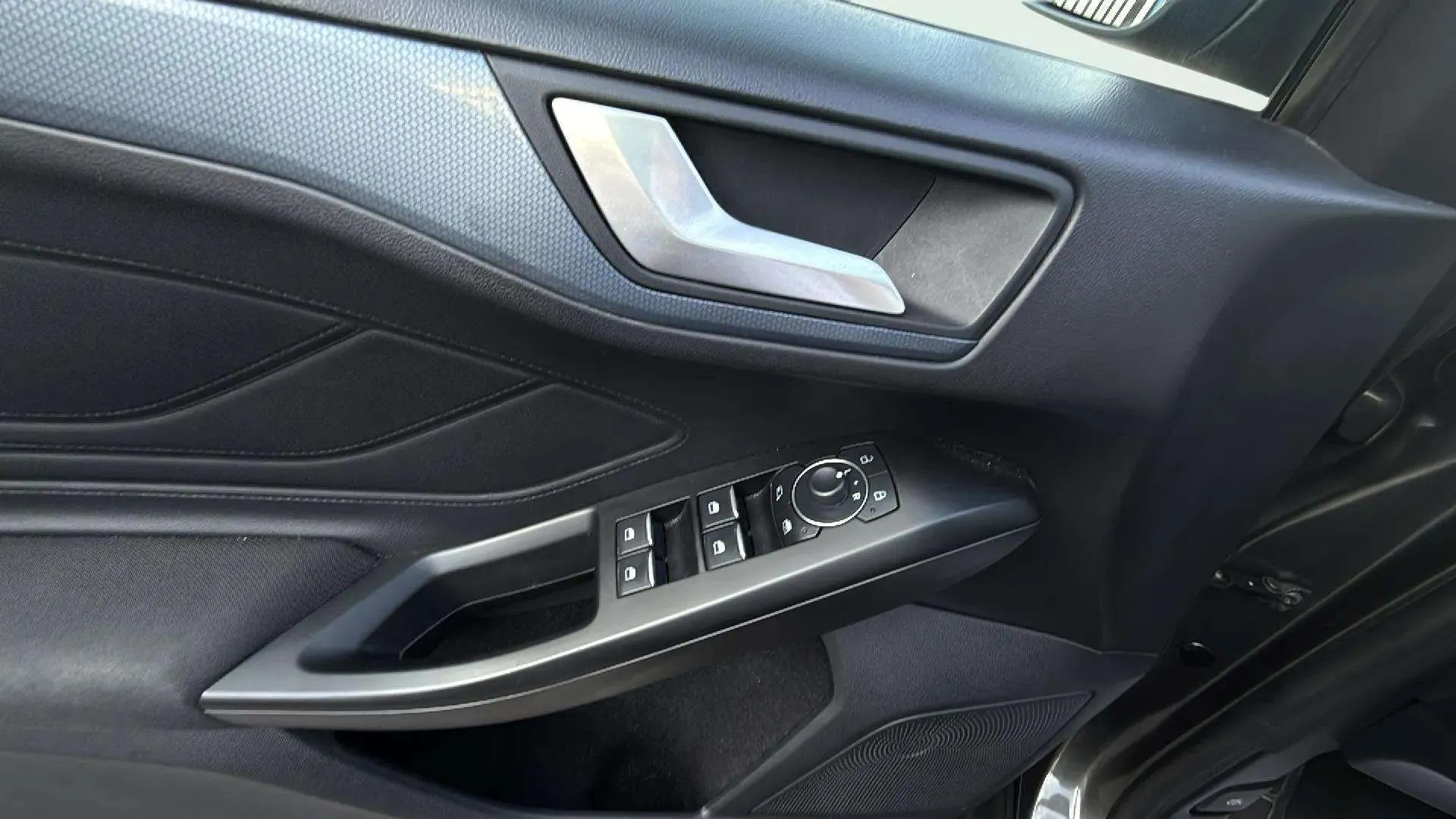 Ford Focus 1.0 EcoBoost MHEV Active - foto 22
