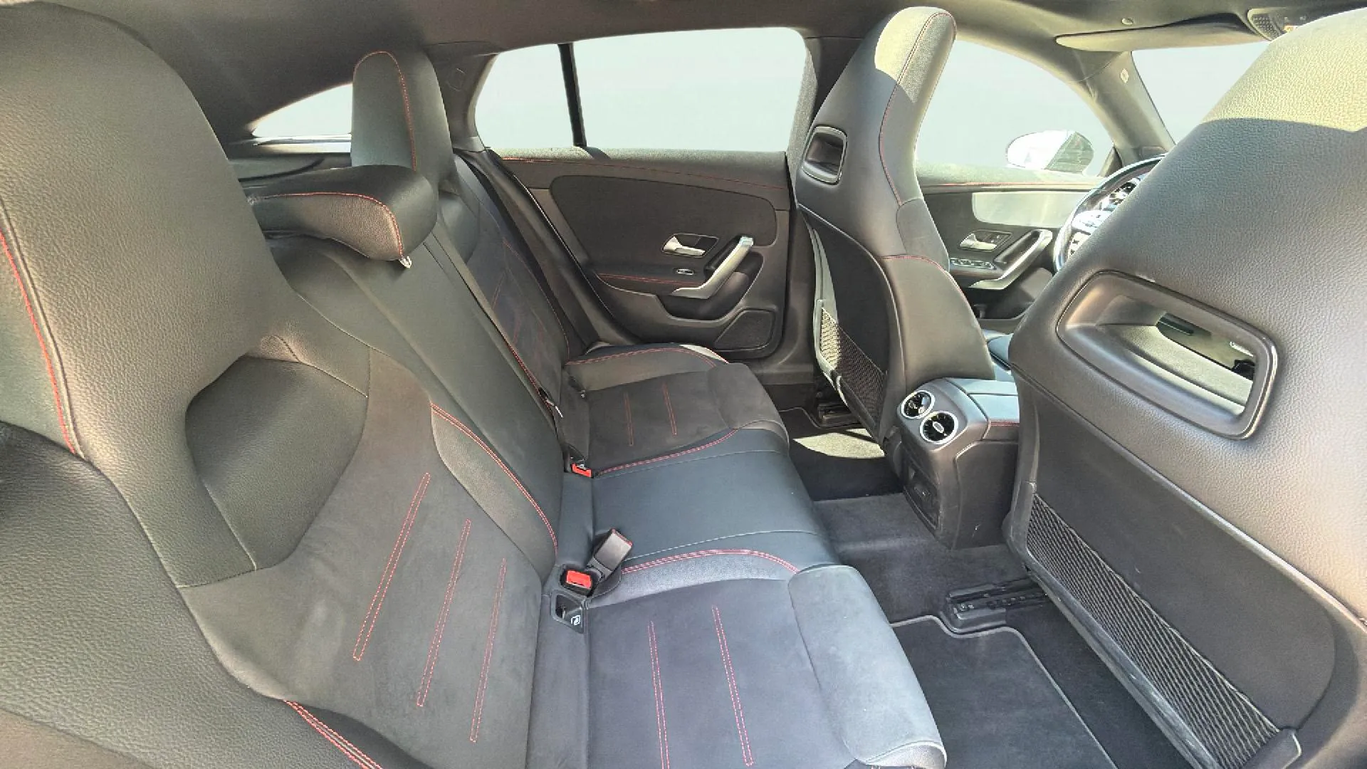 Mercedes-Benz CLA 200 D DCT Shooting Brake - foto 18