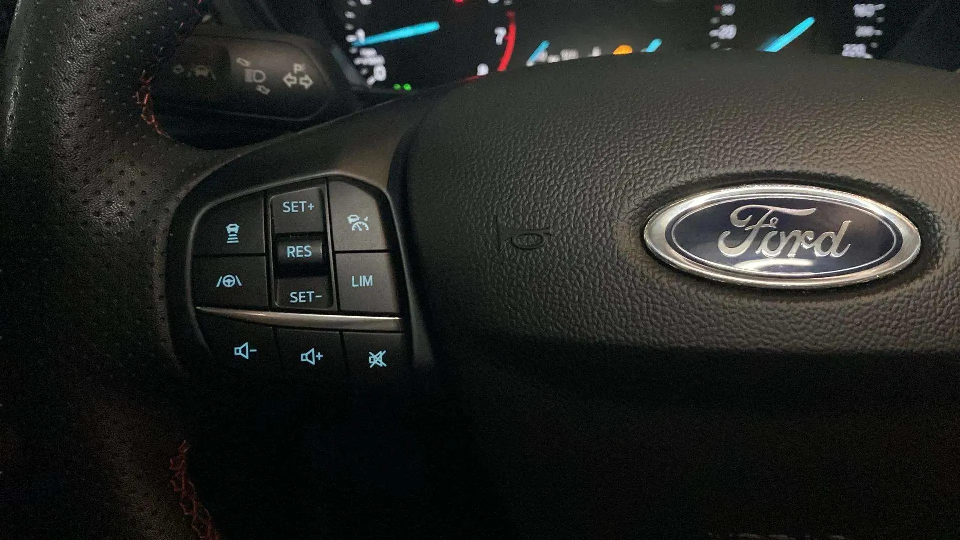 Ford Focus 1.0 EcoBoost MHEV ST-Line SB - foto 11