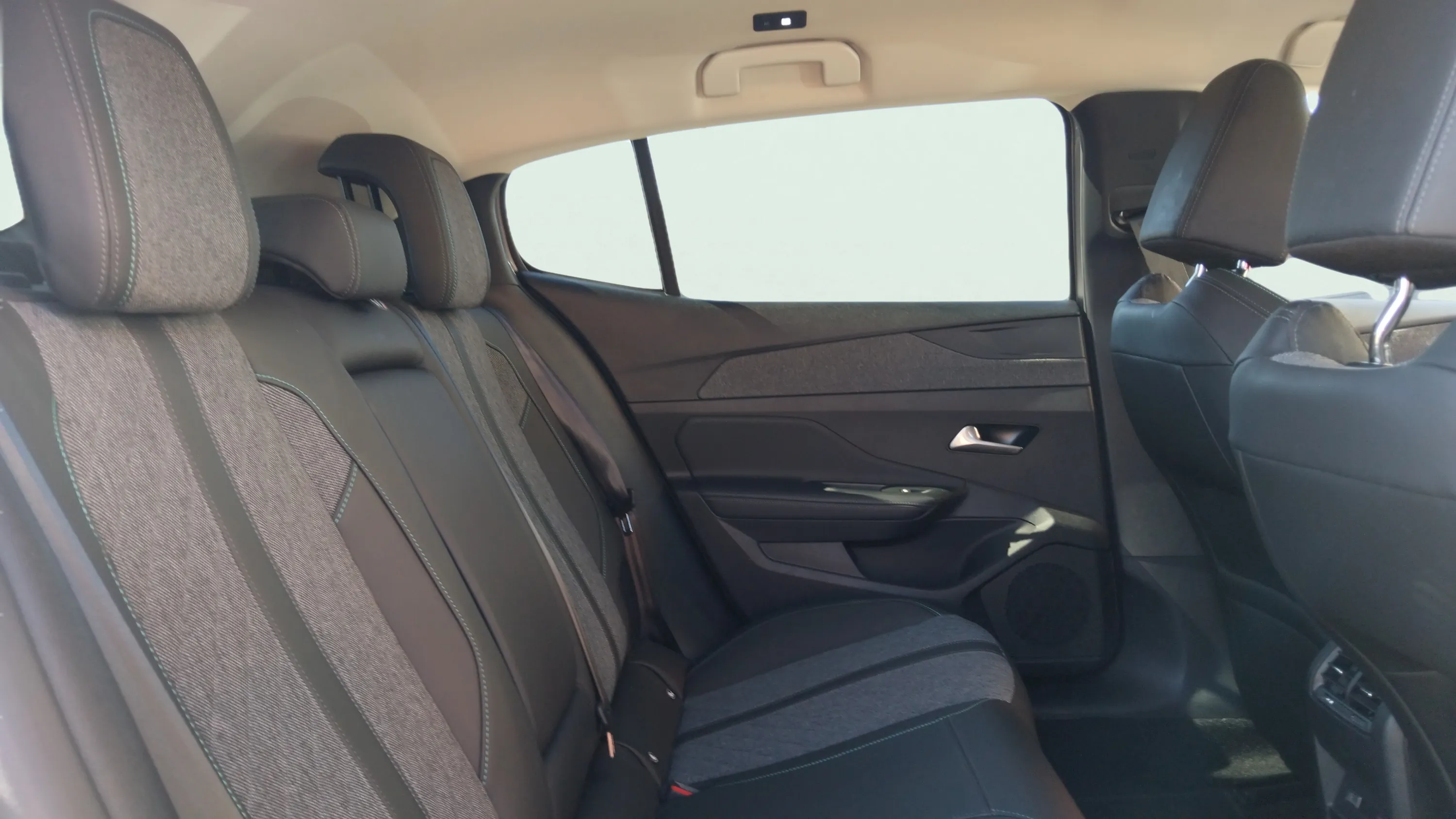 Peugeot 408 Allure PureTech 130 EAT8 - foto 12
