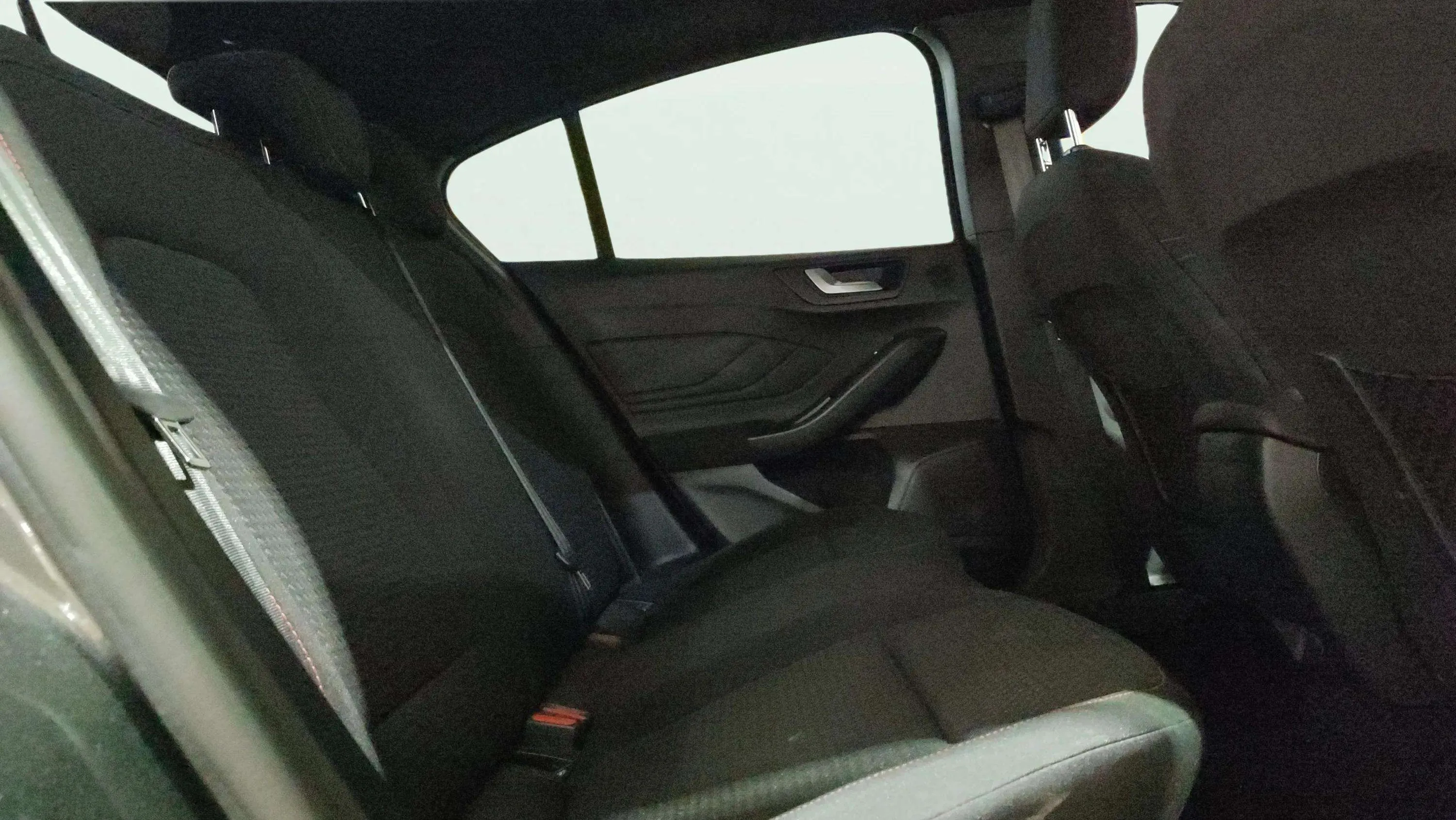 Ford Focus 1.0 EcoBoost MHEV ST-Line - foto 21