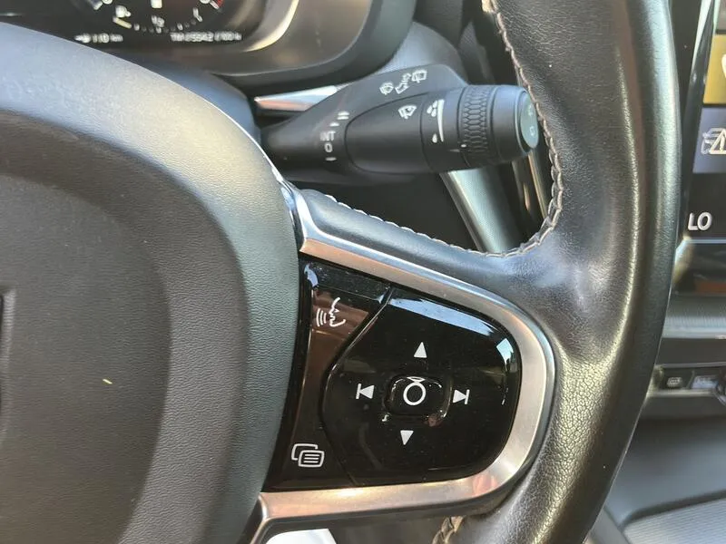 Volvo XC60 2.0 B4 G R-Design - foto 38