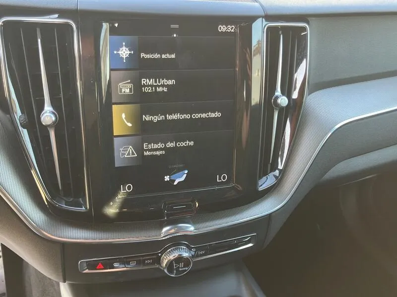 Volvo XC60 2.0 B4 G R-Design - foto 40