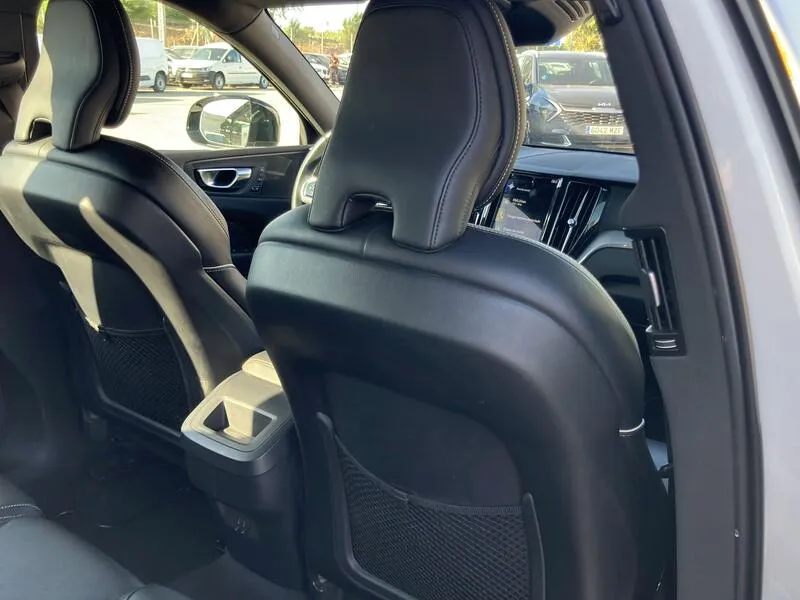 Volvo XC60 2.0 B4 G R-Design - foto 32