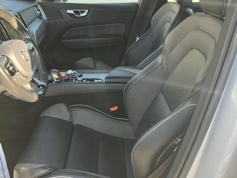 Volvo XC60 2.0 B4 G R-Design - foto 12