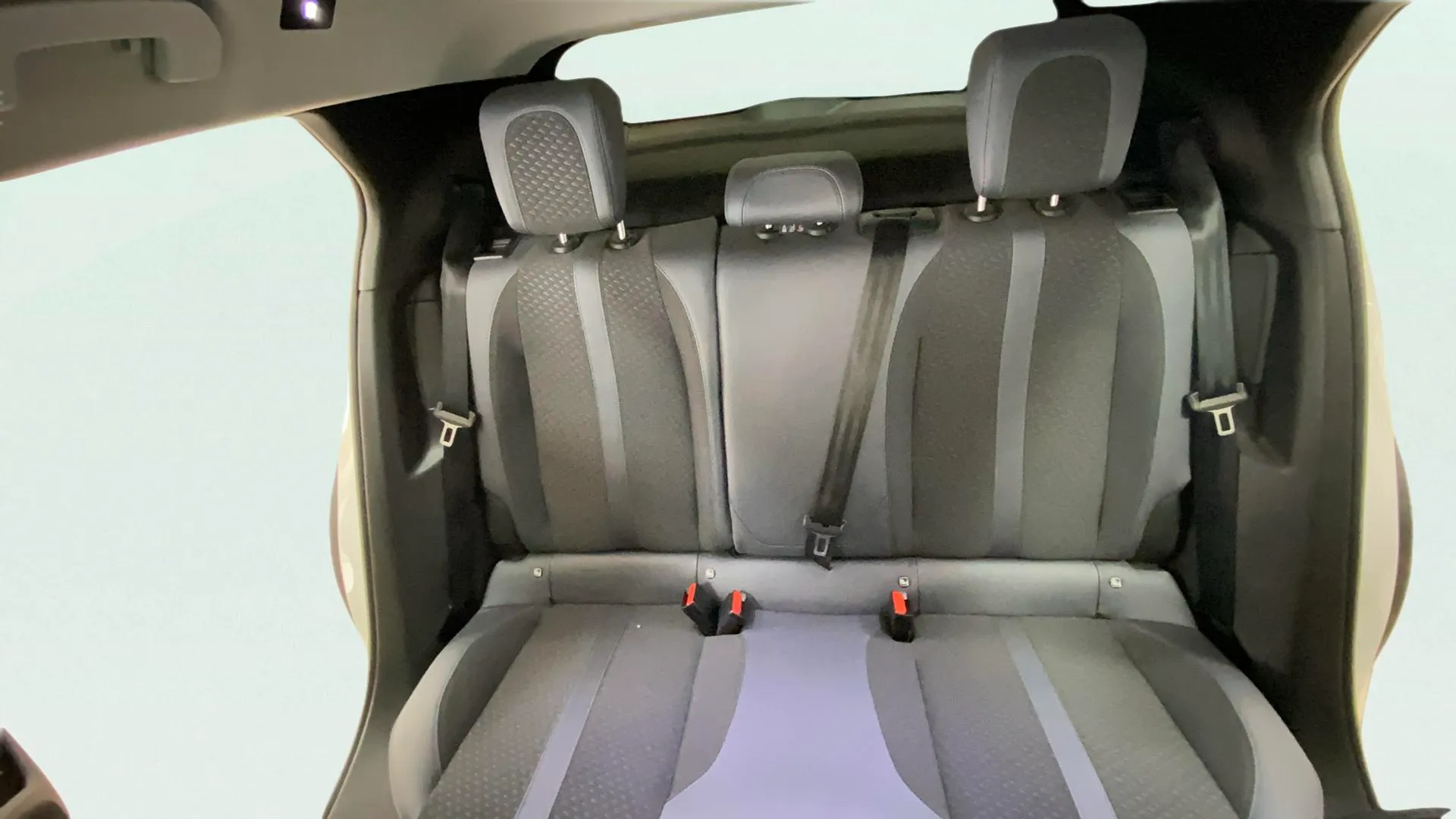 Peugeot 2008 Allure PureTech 100 BVM6 - foto 11