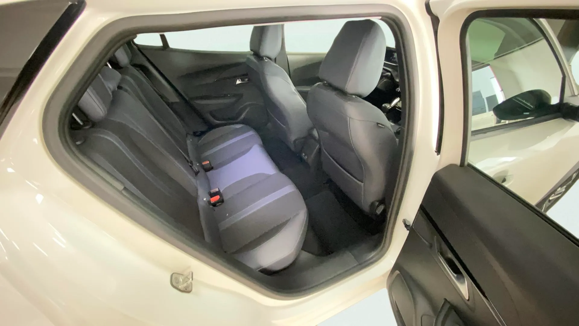 Peugeot 2008 Allure PureTech 100 BVM6 - foto 10