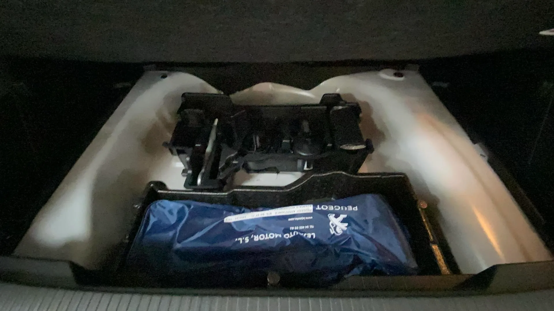 Peugeot 2008 Allure PureTech 100 BVM6 - foto 16