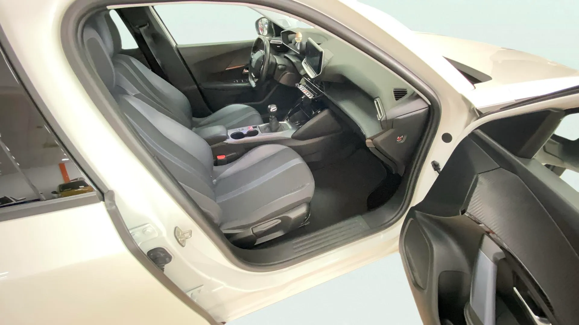 Peugeot 2008 Allure PureTech 100 BVM6 - foto 9