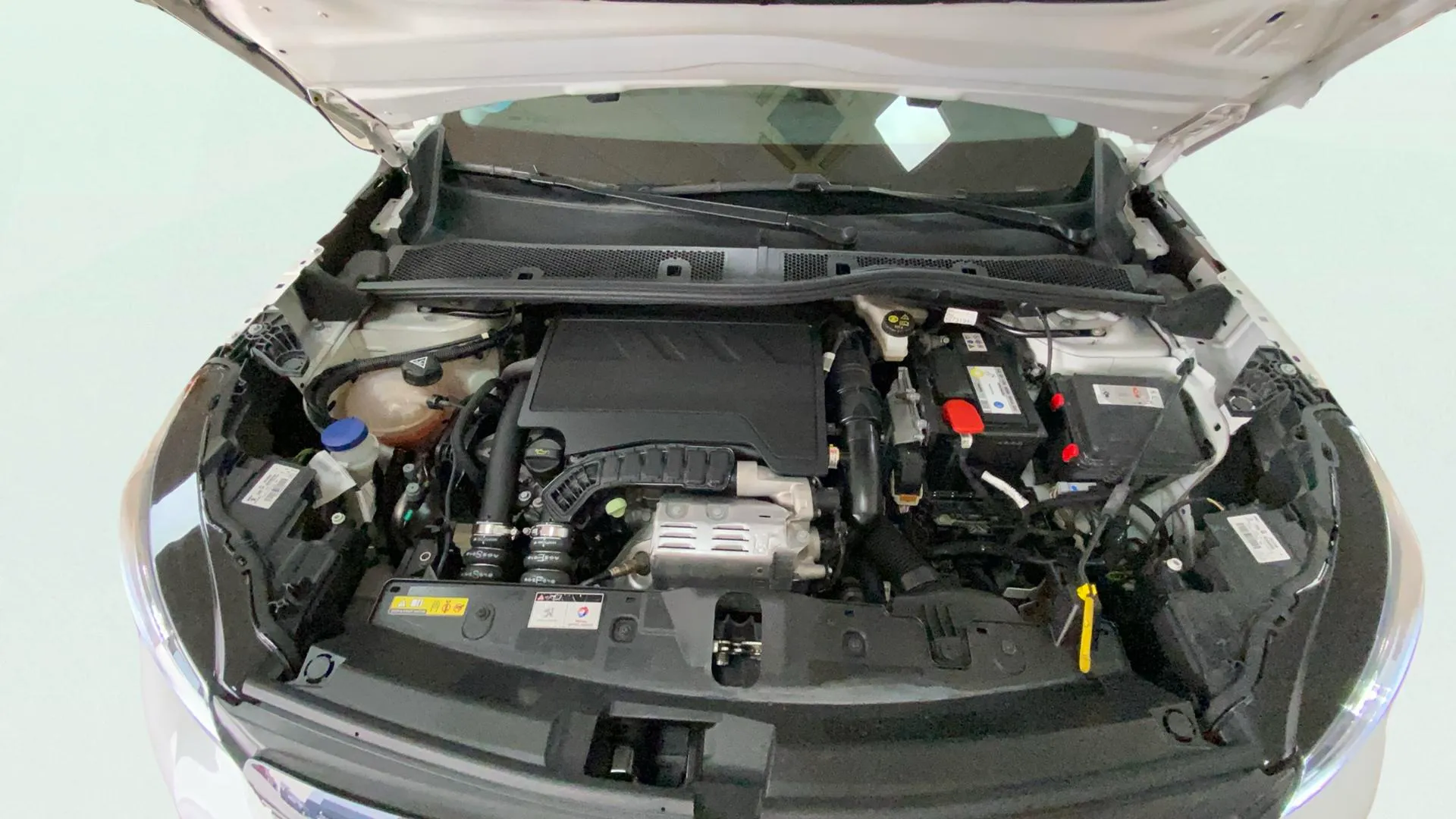 Peugeot 2008 Allure PureTech 100 BVM6 - foto 15