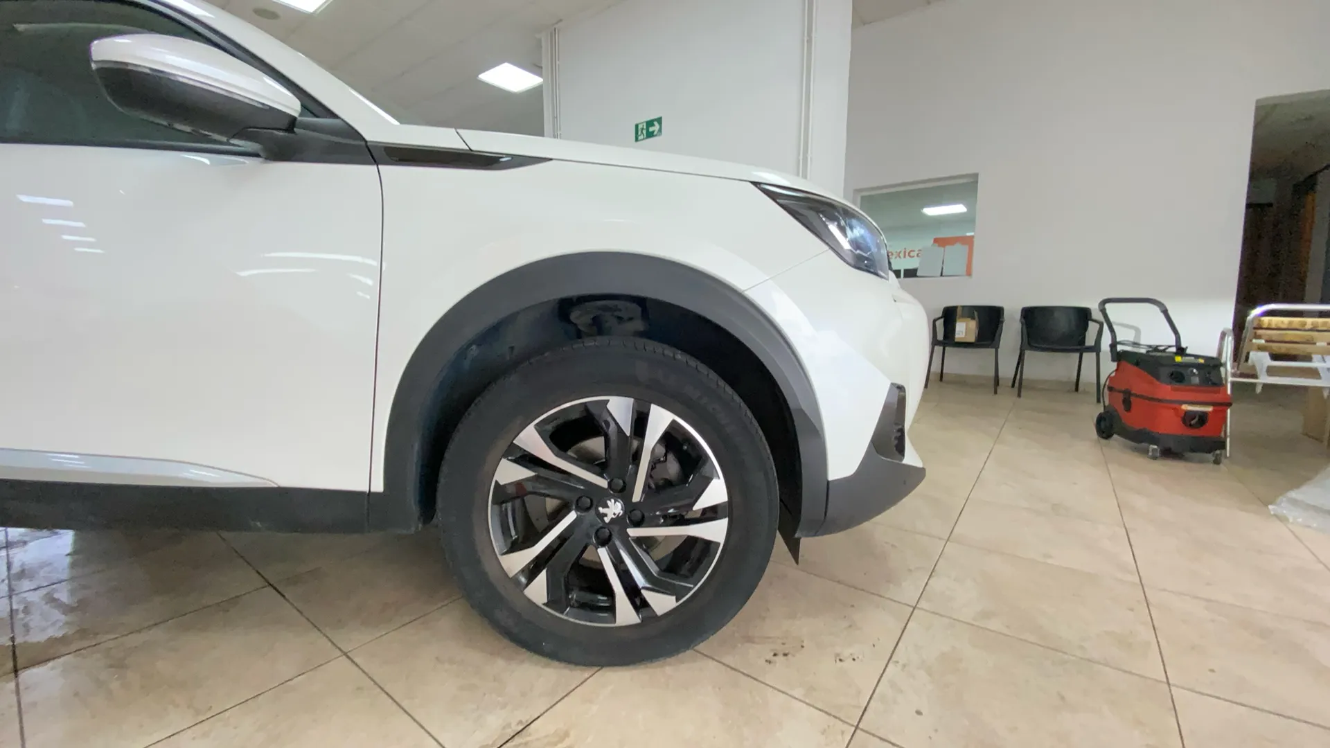 Peugeot 2008 Allure PureTech 100 BVM6 - foto 14