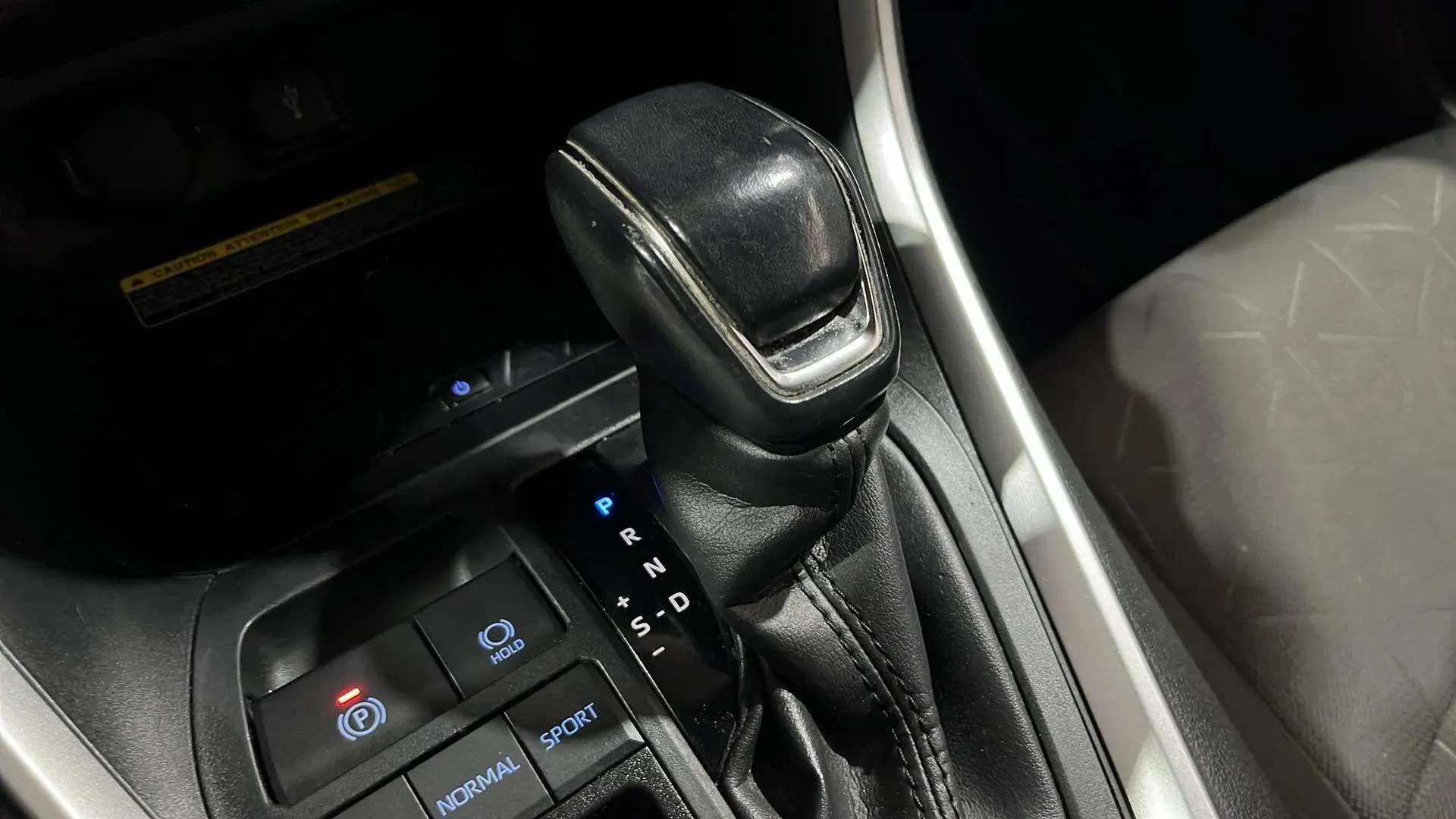 Toyota RAV4 2.5l 220H Advance - foto 13