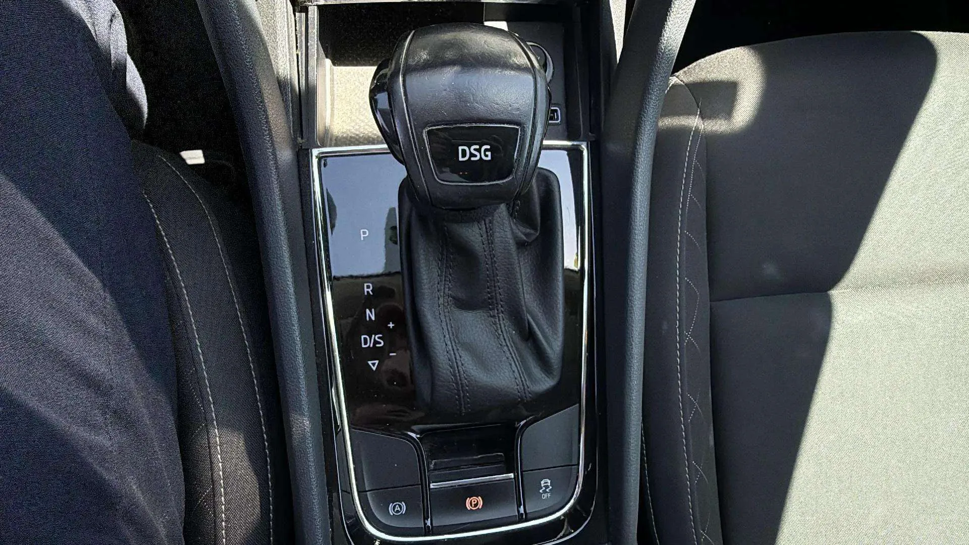 Škoda Karoq 1.0 TSI DSG Ambition - foto 21