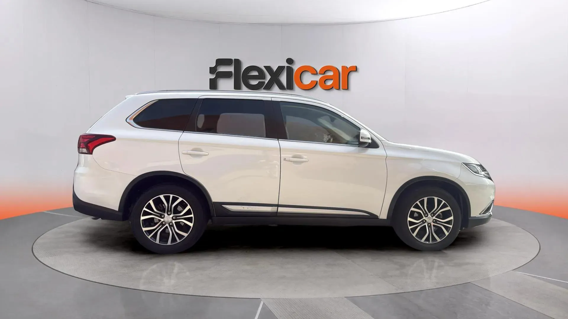 Mitsubishi Outlander 200 MPI Motion CVT 2WD 7 plazas - foto 2