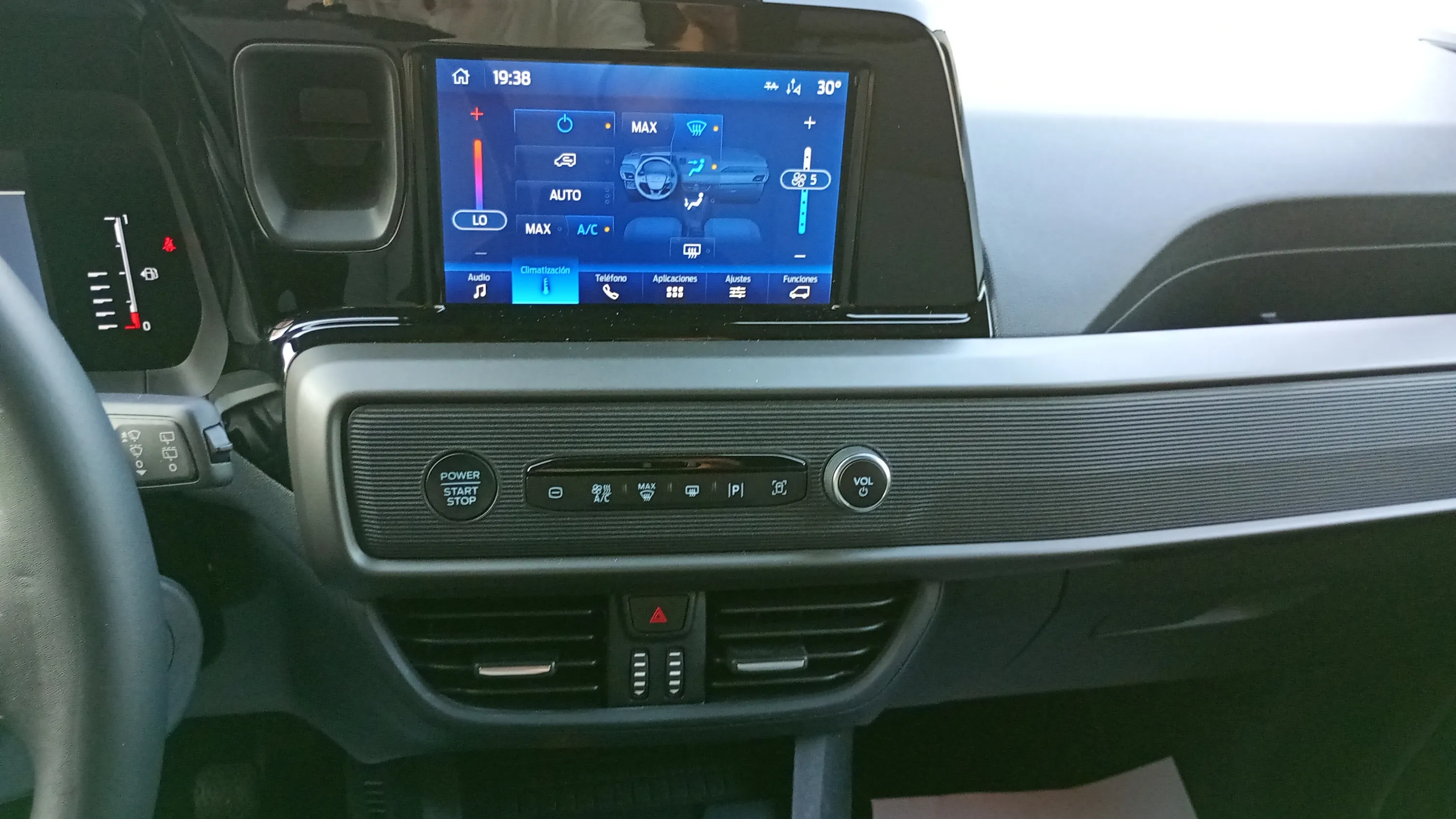 Ford Tourneo Courier 1.0 EcoBoost Titanium - foto 10