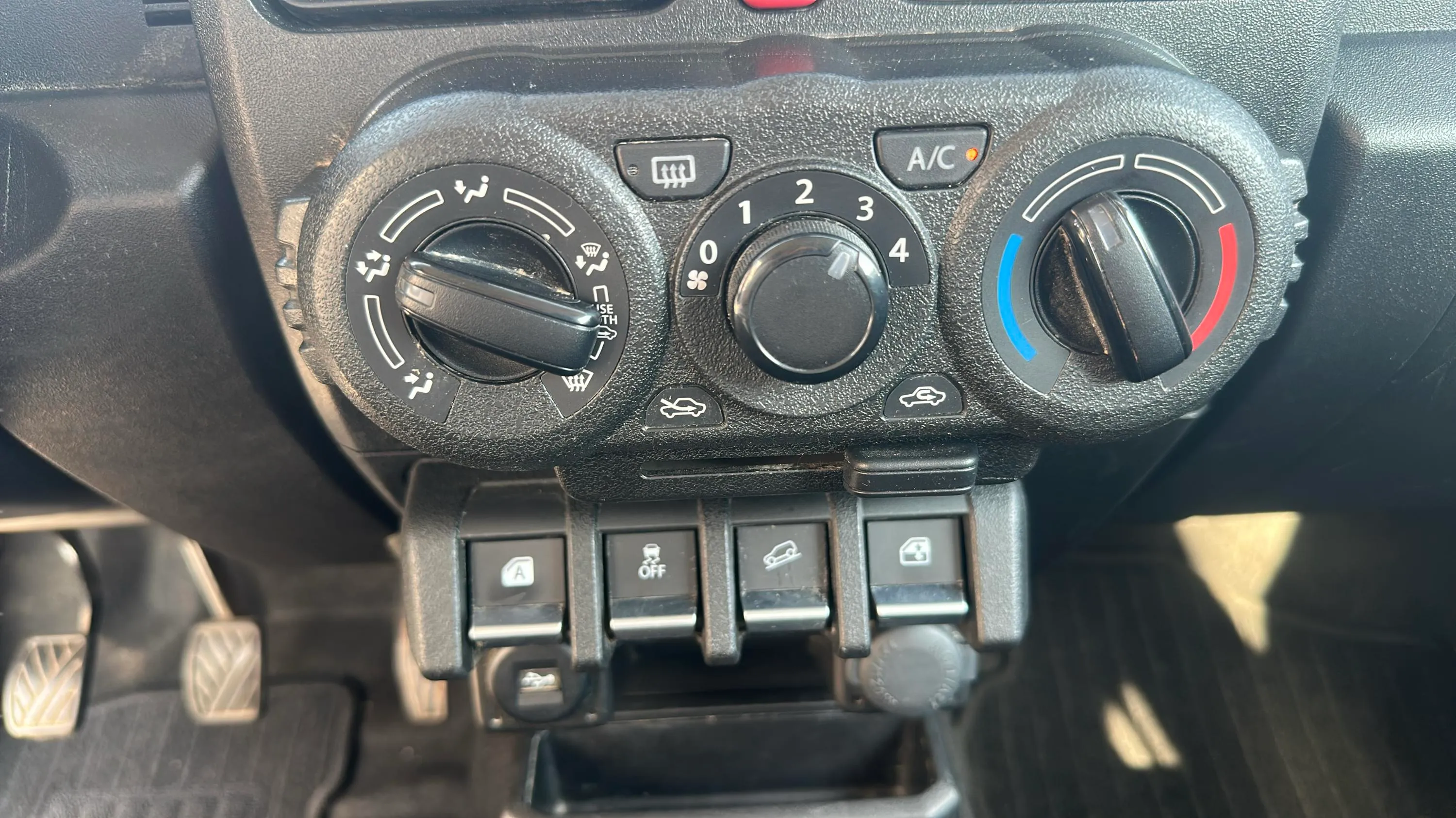 Suzuki Jimny 1.5 JX - foto 17