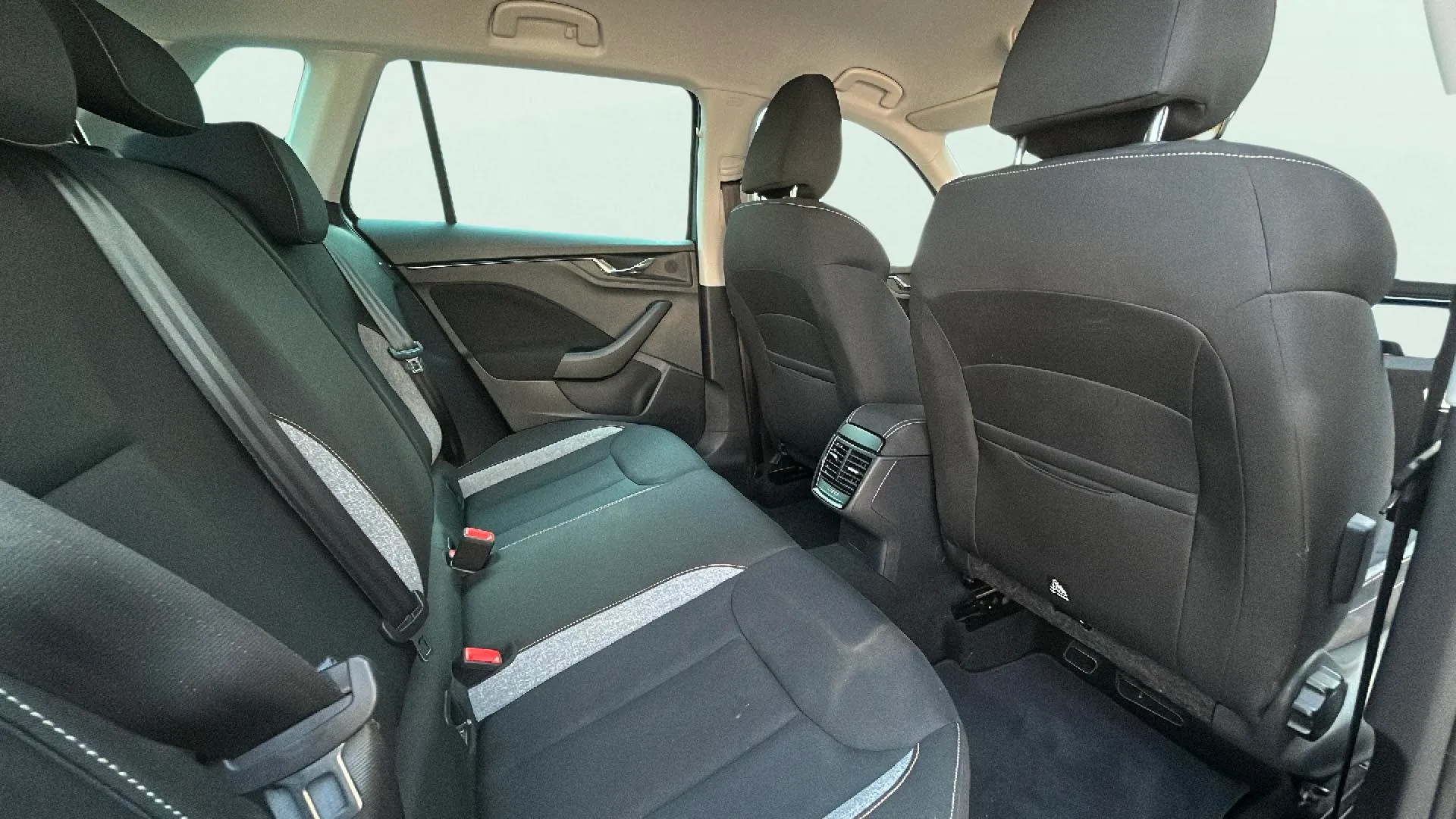 Škoda Kamiq 1.0 TSI DSG Selection - foto 11