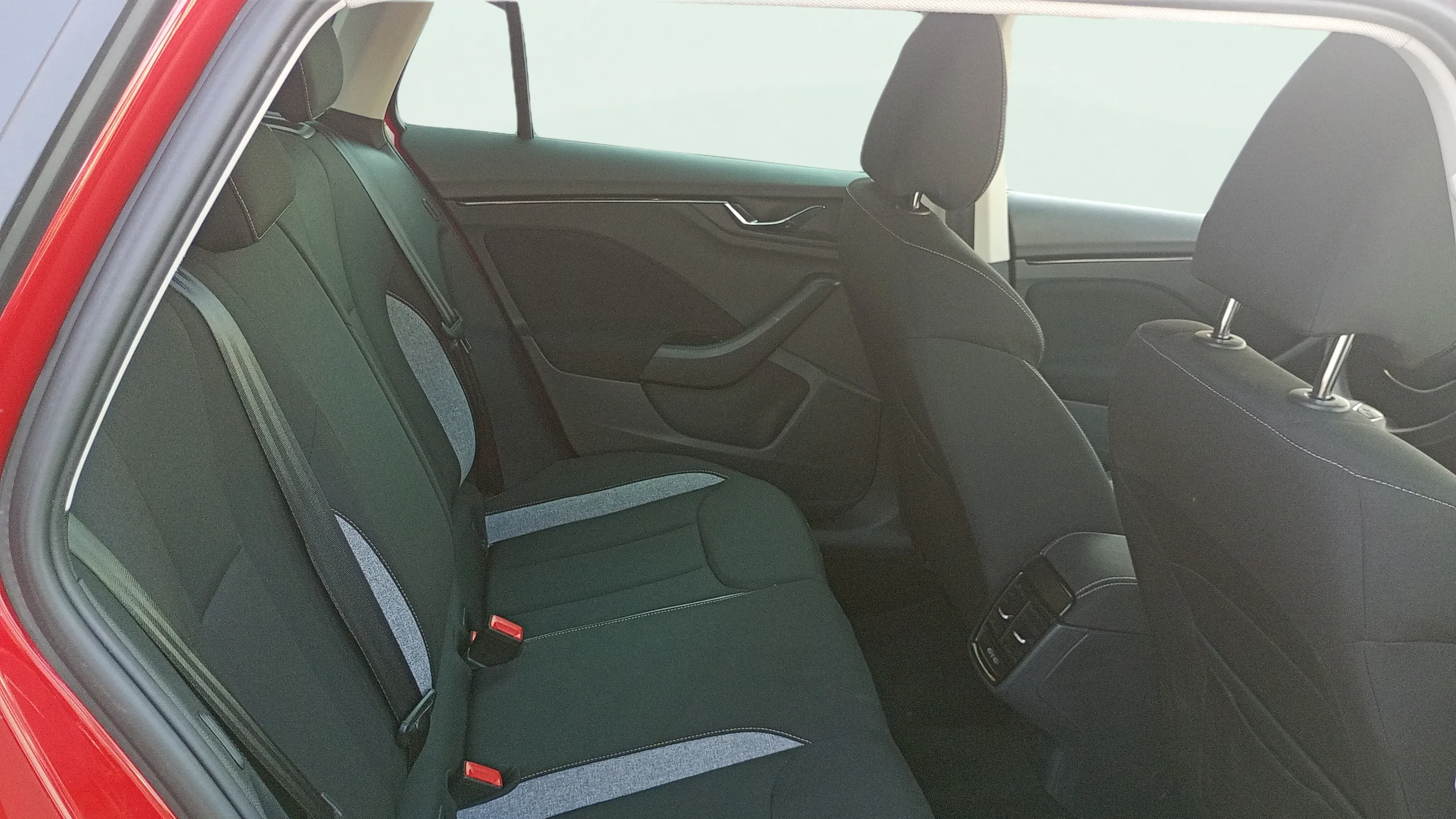 Škoda Kamiq 1.0 TSI DSG Design - foto 14