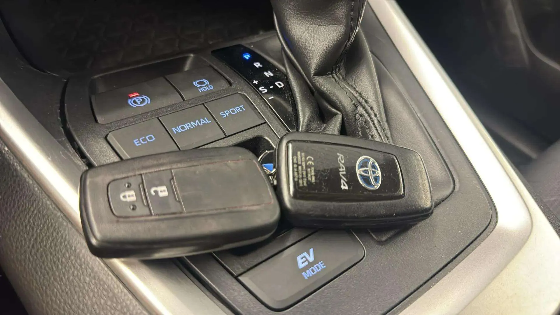Toyota RAV4 2.5l 220H Advance - foto 18