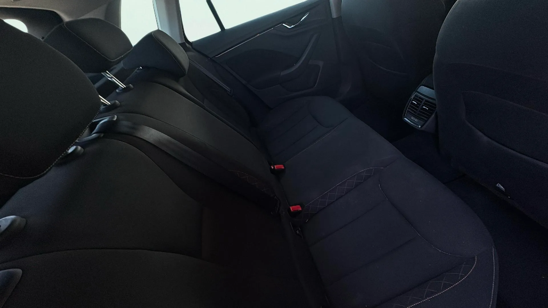 Škoda Kamiq 1.5 TSI DSG Ambition - foto 17