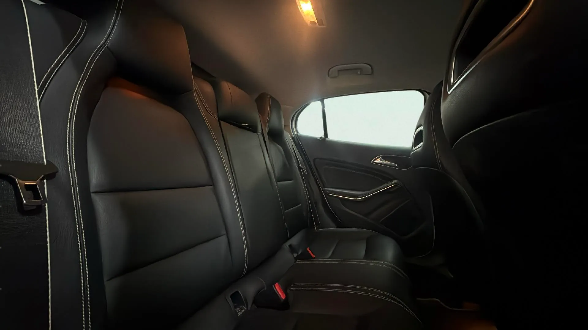 Mercedes-Benz GLA 180 - foto 12