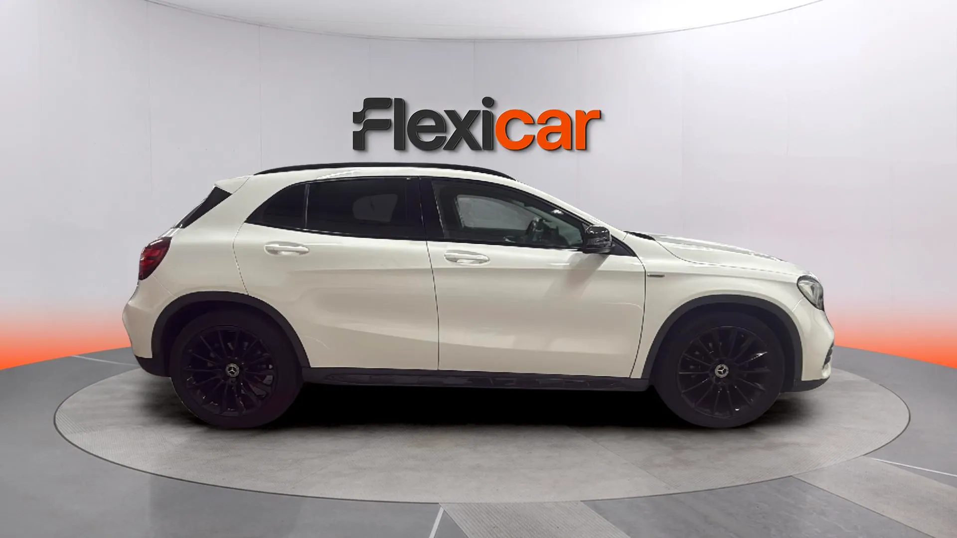 Mercedes-Benz GLA 180 - foto 8