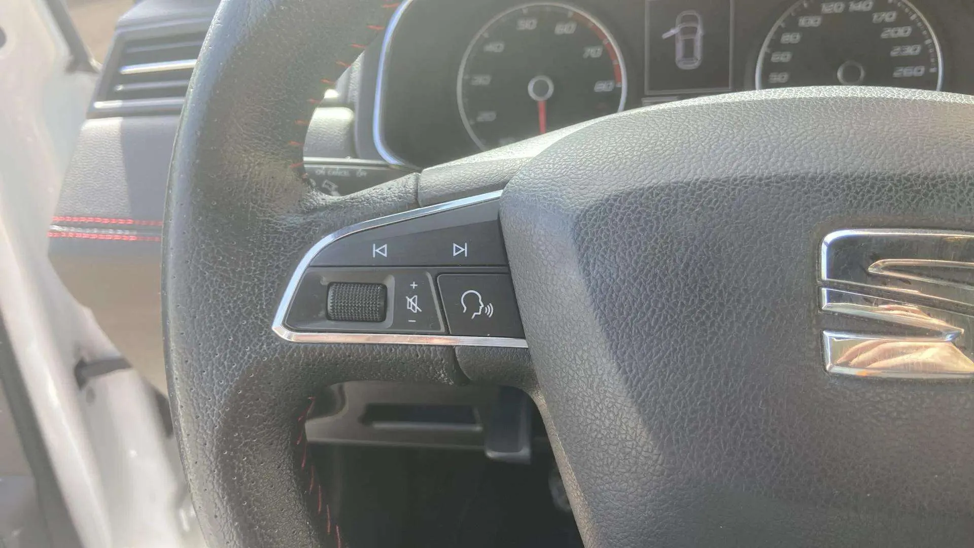 SEAT Arona 1.5 TSI FR - foto 14