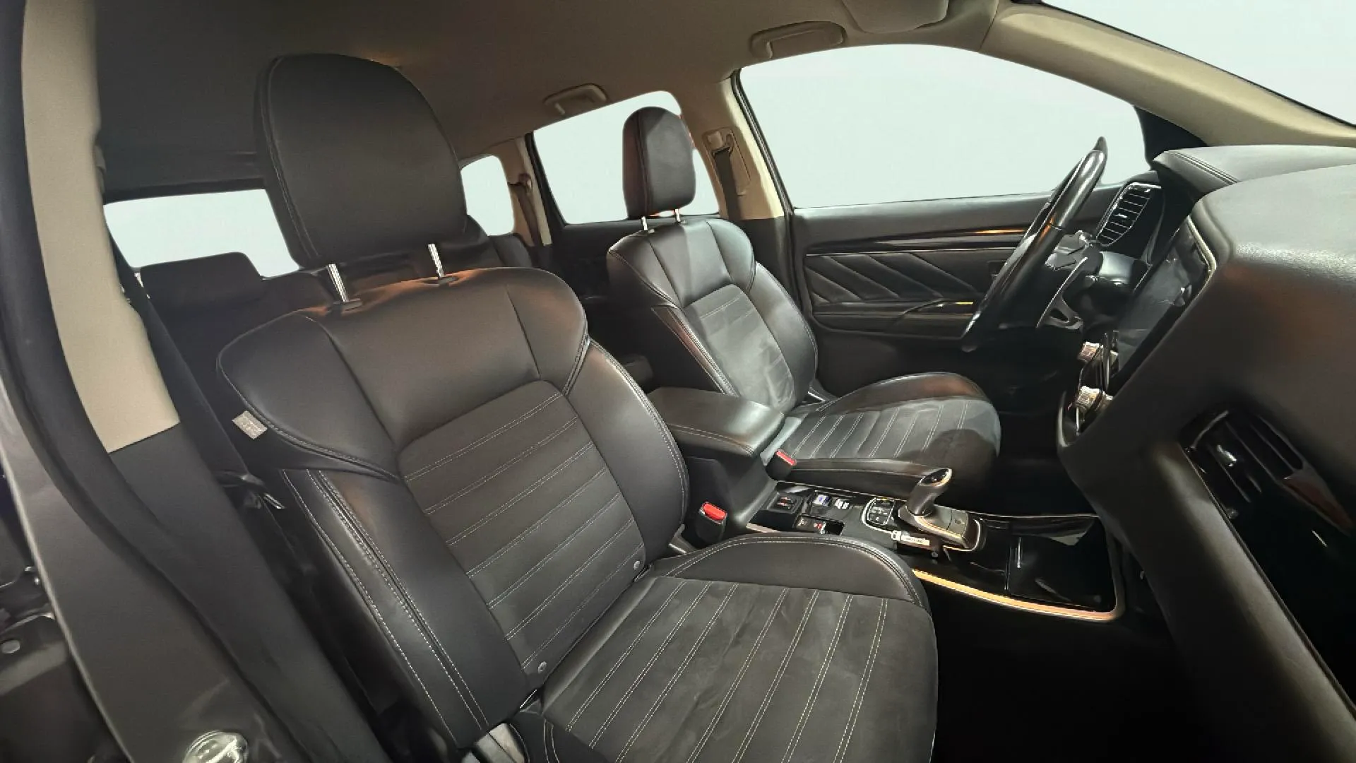 Mitsubishi Outlander 2.4 PHEV Kaiteki 4WD - foto 12