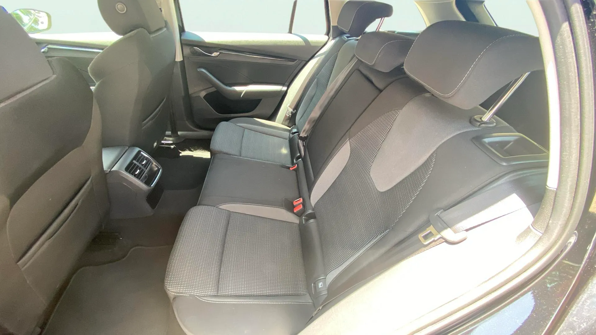 Škoda Octavia Combi 1.5 TSI DSG m-HEV Ambit Plus - foto 21