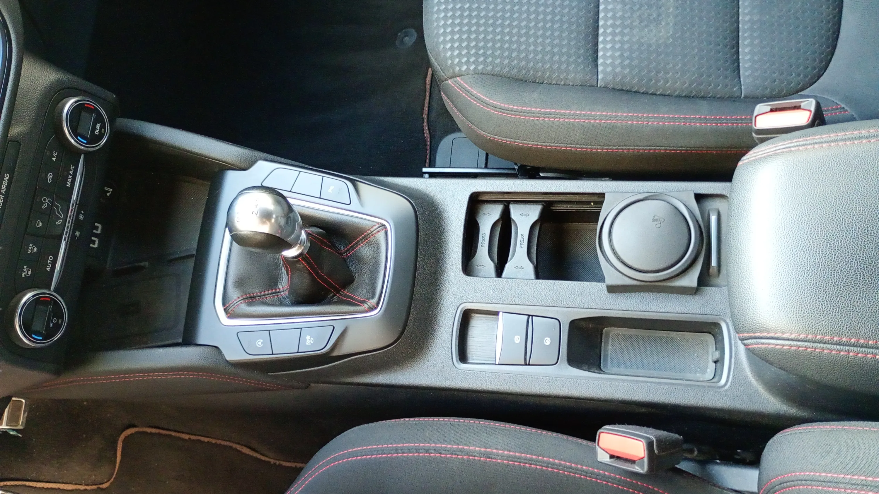 Ford Kuga ST-Line 1.5 EcoBoost - foto 12