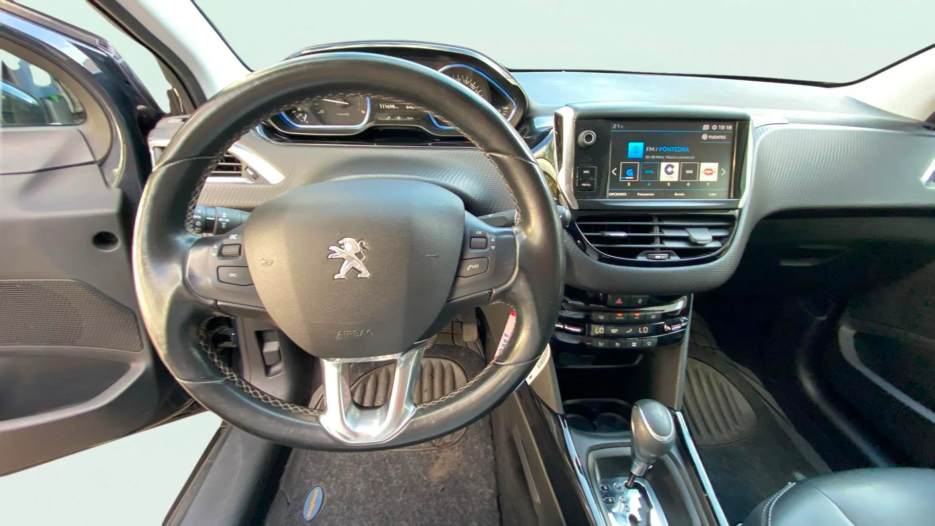 Peugeot 2008 Allure BlueHDi 120 EAT6 - foto 10