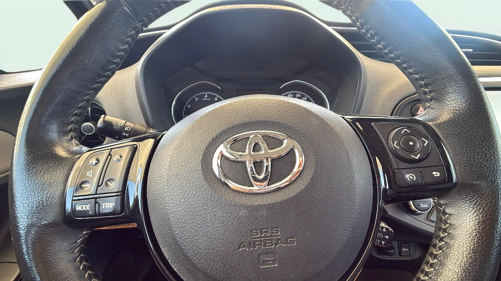Toyota Yaris 1.5 110 Active - foto 19