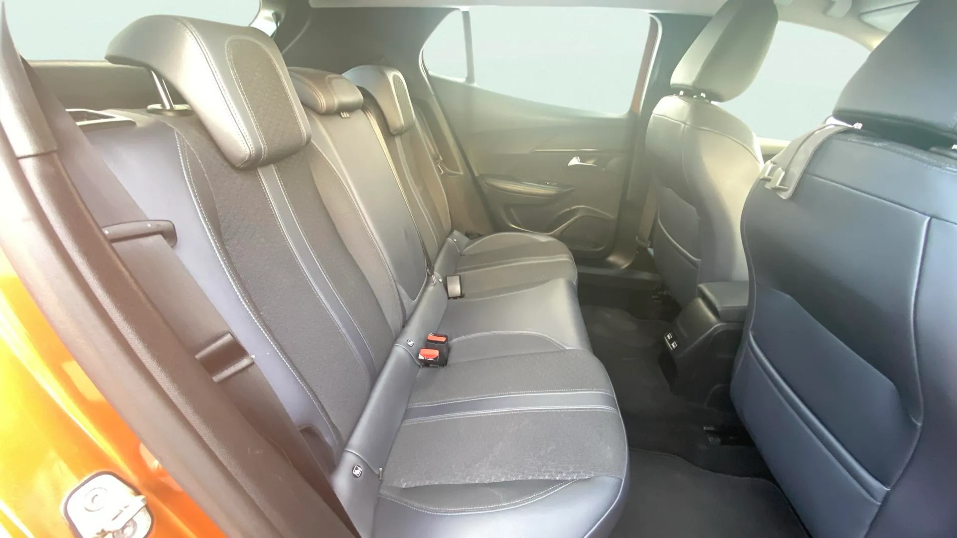 Peugeot 2008 Allure Pack PureTech 130 BVM6 - foto 16