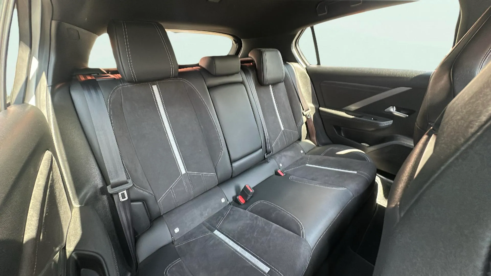 Opel Astra 1.6T Hybrid GS - foto 18
