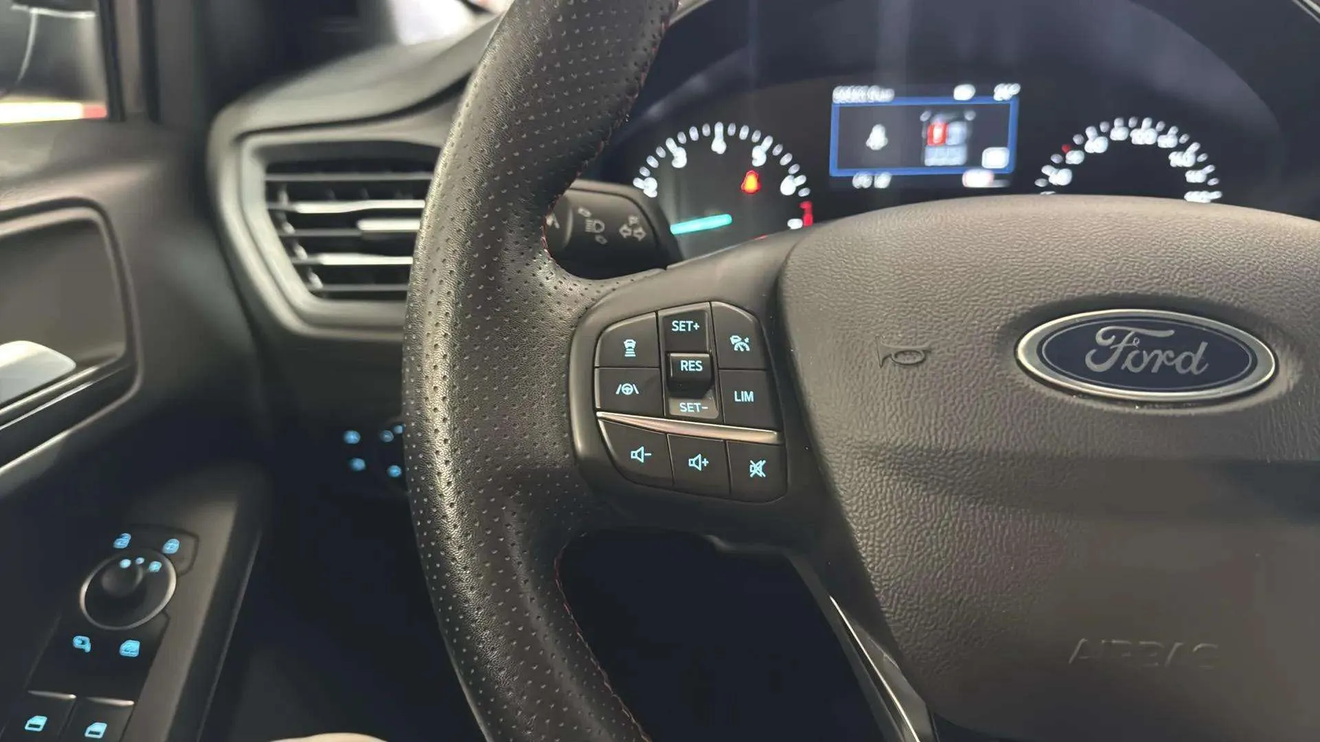 Ford Focus 1.0 EcoBoost MHEV ST-Line SB - foto 16
