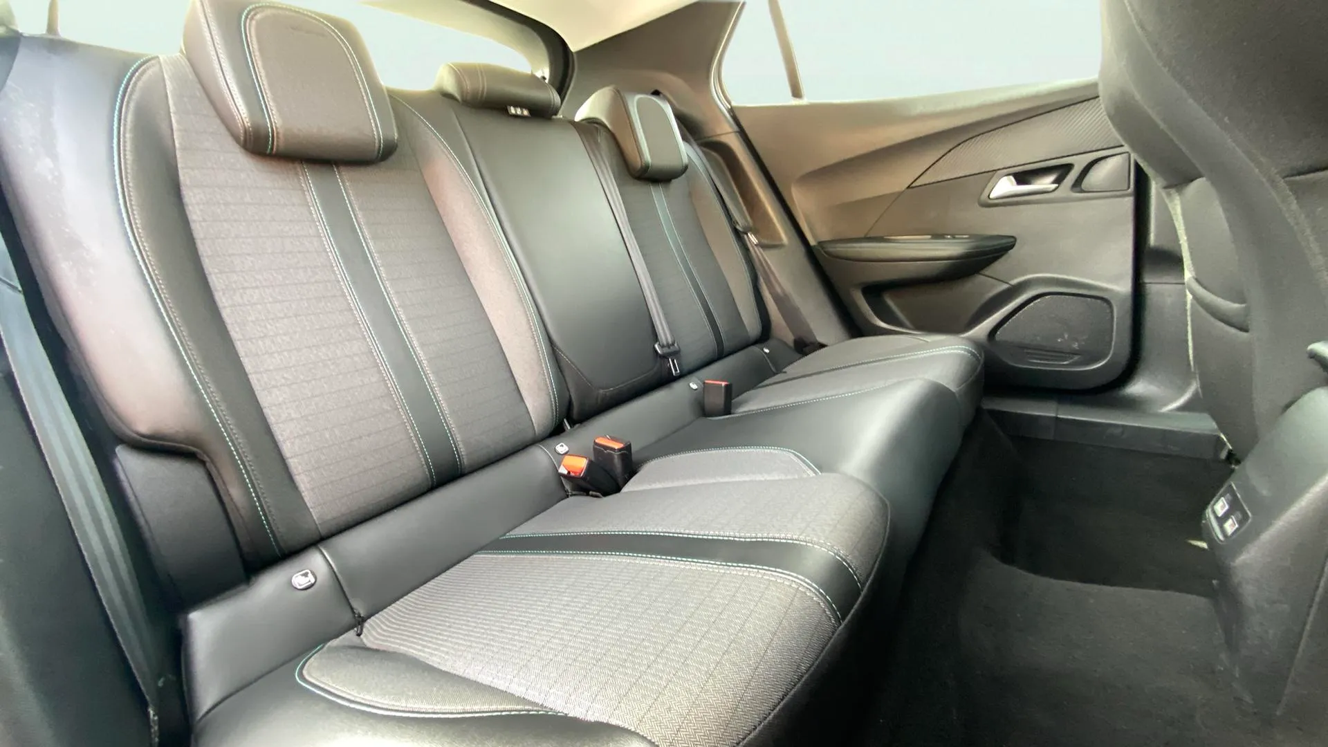 Peugeot 2008 Active PureTech 100 BVM6 - foto 14