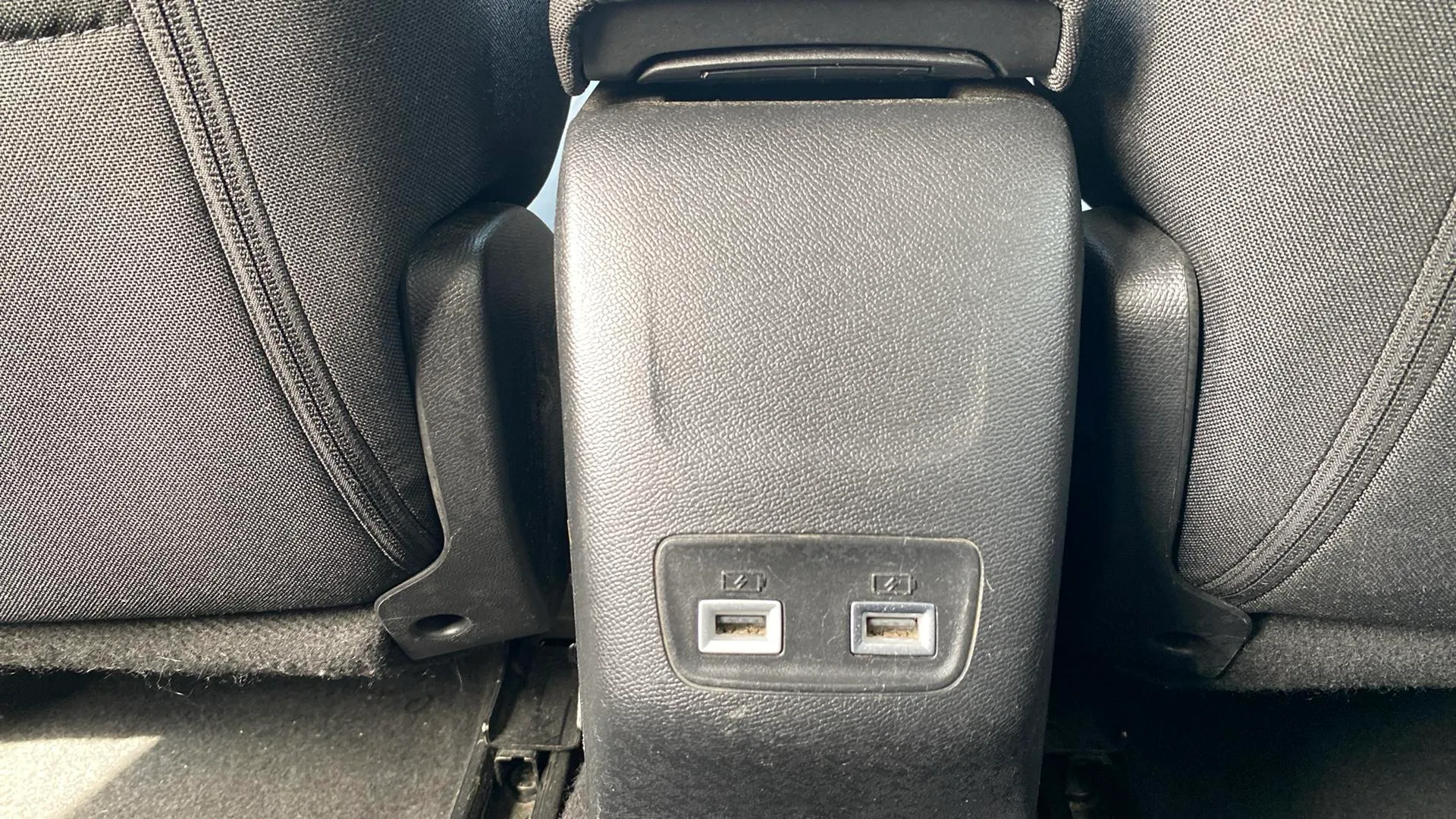Peugeot 2008 Active PureTech 100 BVM6 - foto 24